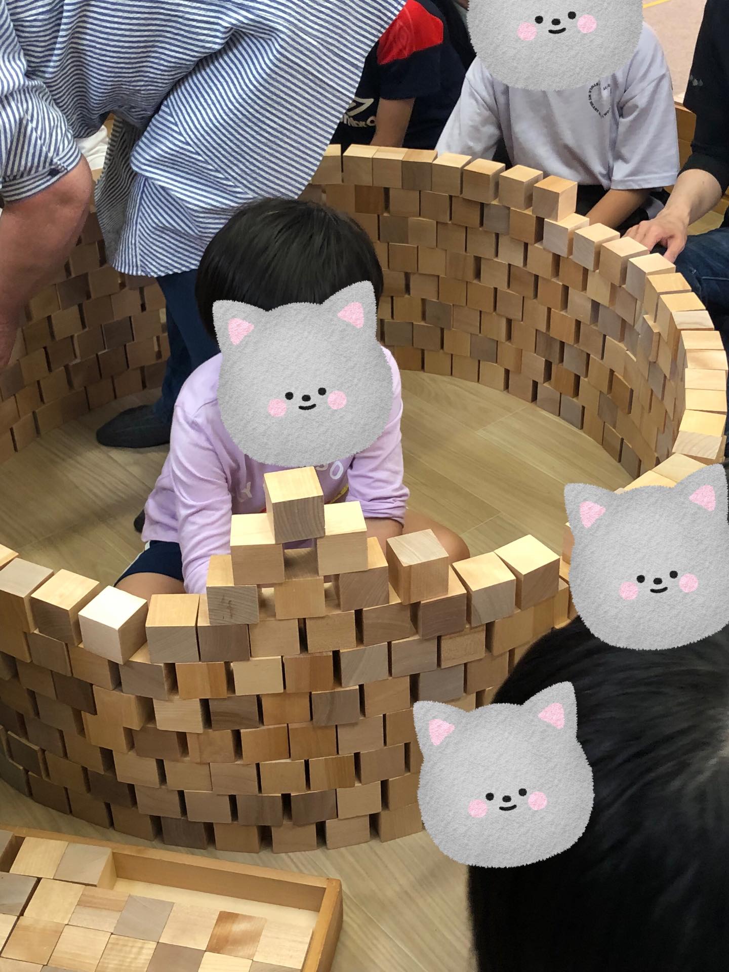 〜積み木の日イベント〜
つみきの日の午後の部の様子です!
円筒タワーを作りその中にみんなで入ってみました!!
自分よりも大きな積み木のトンネルにみんな大興奮!
お友達と一緒にはいってみたり、外から覗いて見たりしながらたのしんでいました✨
崩した後もまた新しいつみきの作品を作っていて、想像力豊かに楽しむことができました!!
#放課後デイサービス
#ペンギンのあしあと
#童具館
#つみきあそび