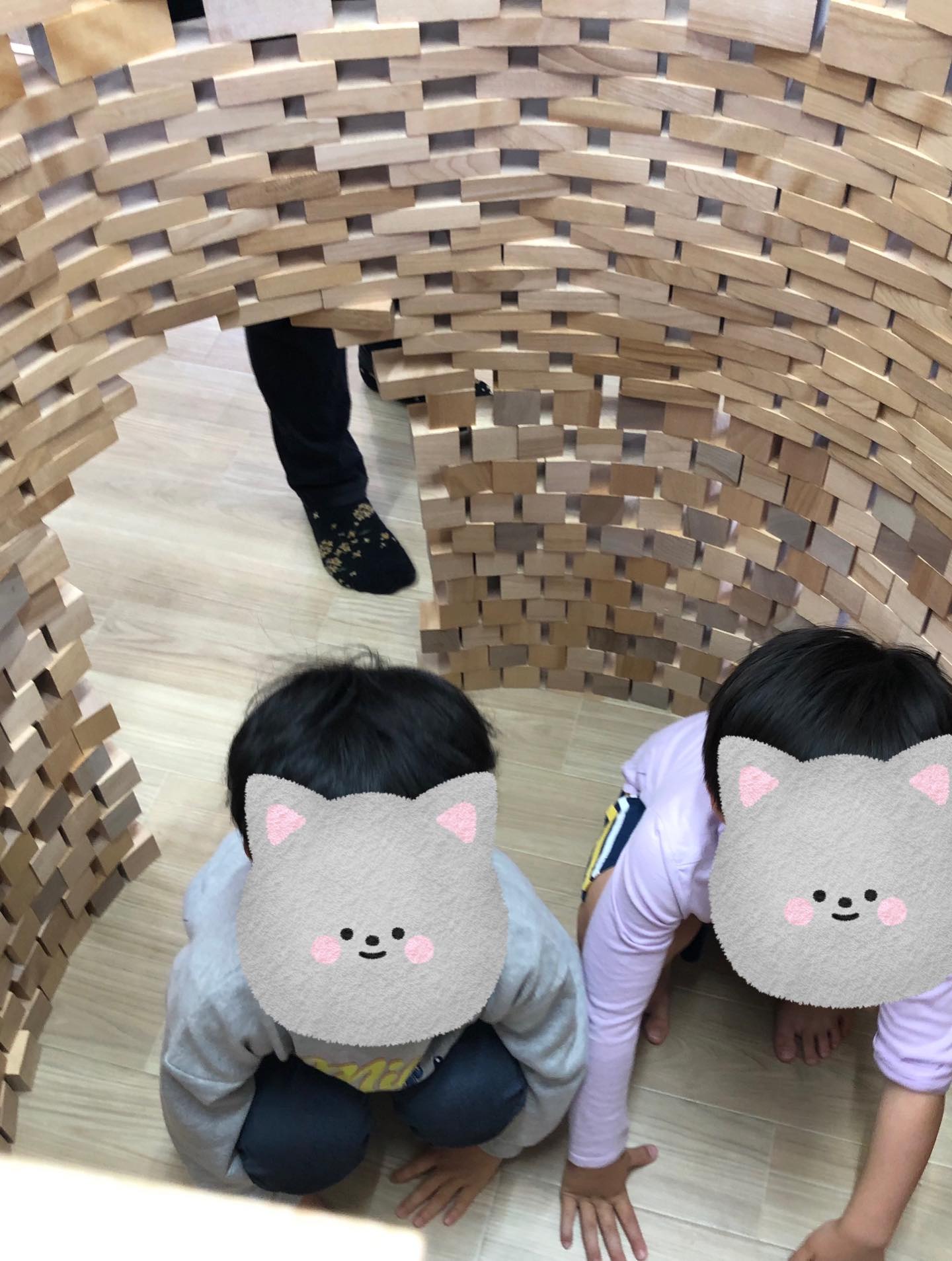 〜積み木の日イベント〜
つみきの日の午後の部の様子です!
円筒タワーを作りその中にみんなで入ってみました!!
自分よりも大きな積み木のトンネルにみんな大興奮!
お友達と一緒にはいってみたり、外から覗いて見たりしながらたのしんでいました✨
崩した後もまた新しいつみきの作品を作っていて、想像力豊かに楽しむことができました!!
#放課後デイサービス
#ペンギンのあしあと
#童具館
#つみきあそび