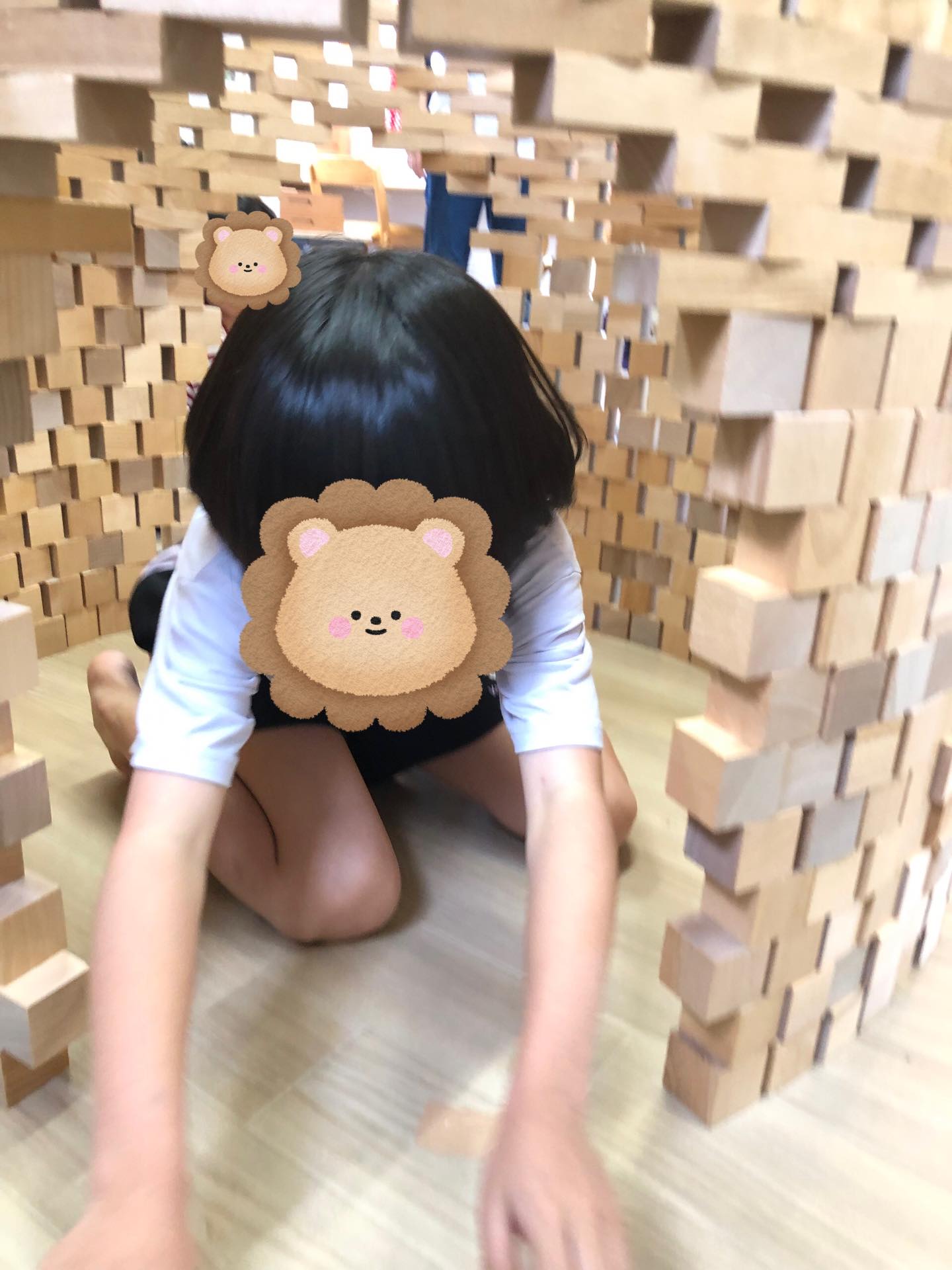 〜積み木の日イベント〜
つみきの日の午後の部の様子です!
円筒タワーを作りその中にみんなで入ってみました!!
自分よりも大きな積み木のトンネルにみんな大興奮!
お友達と一緒にはいってみたり、外から覗いて見たりしながらたのしんでいました✨
崩した後もまた新しいつみきの作品を作っていて、想像力豊かに楽しむことができました!!
#放課後デイサービス
#ペンギンのあしあと
#童具館
#つみきあそび