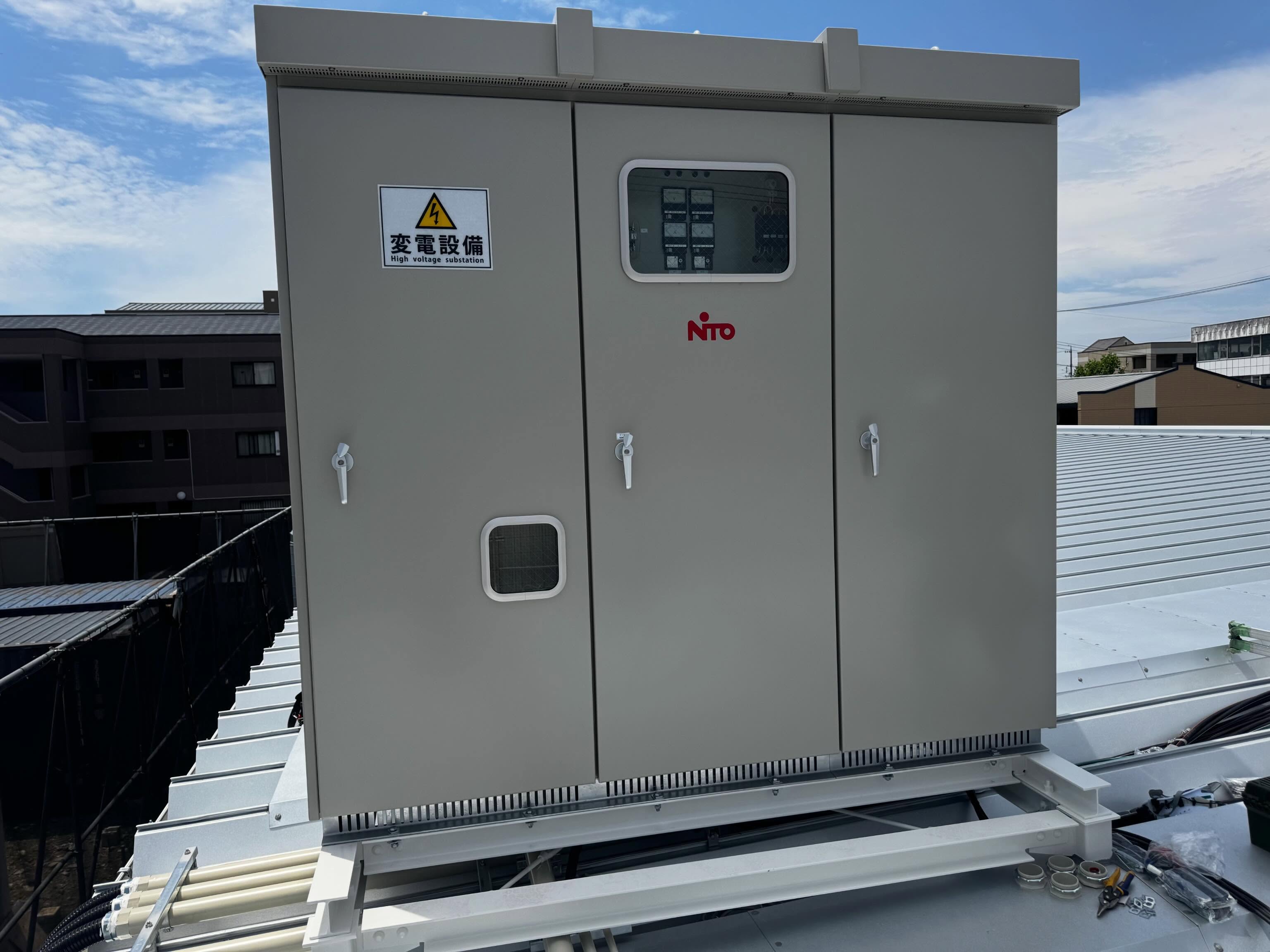 【高圧キュービクル搬入】
工場の電気を支える、
高圧受変電設備。
数トンある設備を
ミリ単位で据え付け。
こういう特殊設備を扱えるのが
KRIの強みです。
未経験でも、
工具の名前から教えます。
“手に職”を本気で。
#高圧
#キュービクル
#電気工事
#インフラ
#電気工事士
名古屋
施工管理
職人
求人