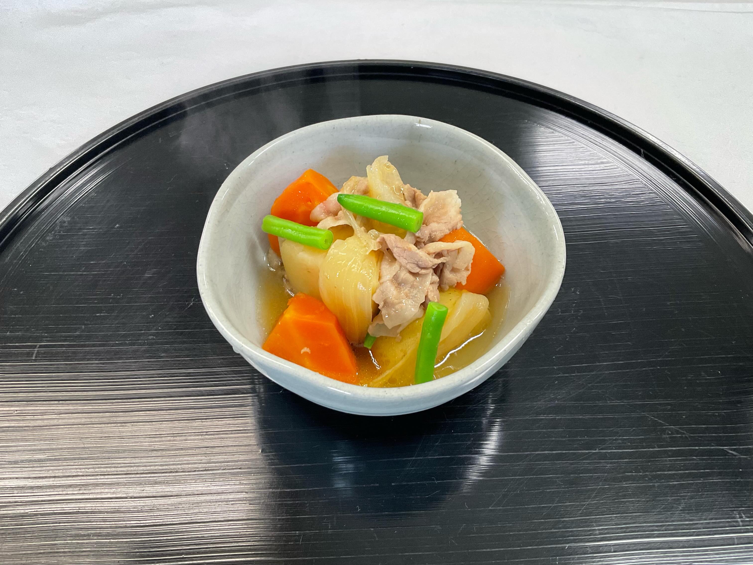 今日は神田先生に肉じゃがといさきの下処理を教わりました!
つぼ抜きを初めてやりましたが難しかったです
丁寧に下処理したいさきを明日煮付けにして食べるのが楽しみです!
新じゃがを使った肉じゃがも普段食べている肉じゃがと違って美味しかったです!
明日も頑張ります!
#九文調理 #にくじゃが #いさき