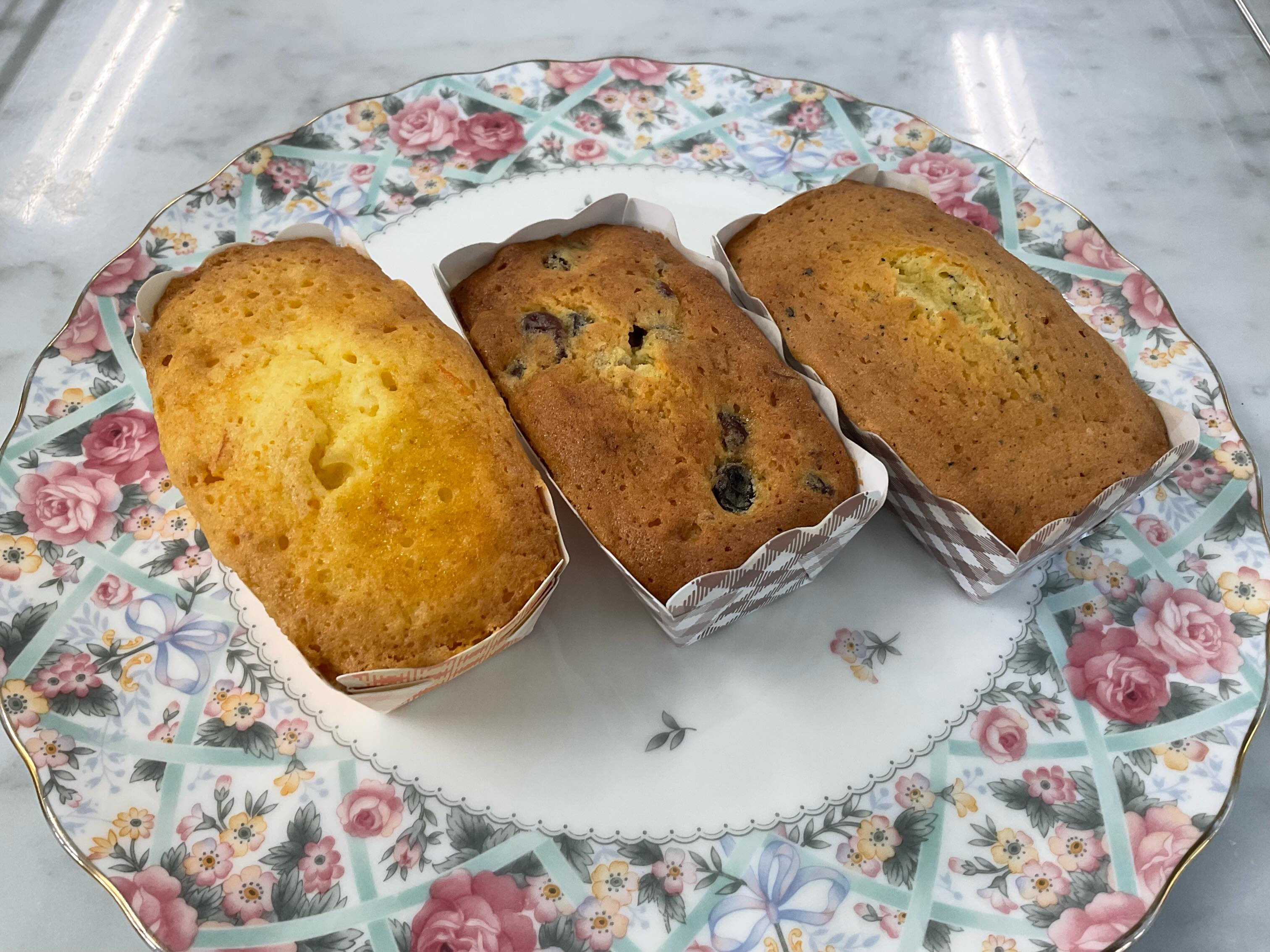 今日の1年生の実習はパウンドケーキ3種を作りました。
オレンジケーキ、フルーツケーキ、紅茶ケーキそれぞれ上手く焼くことができました。
家でも違う種類のものを作ってみたいです。
#九州文化学園調理師専門学校
#バウンドケーキ
#オレンジ
#フルーツ
#紅茶