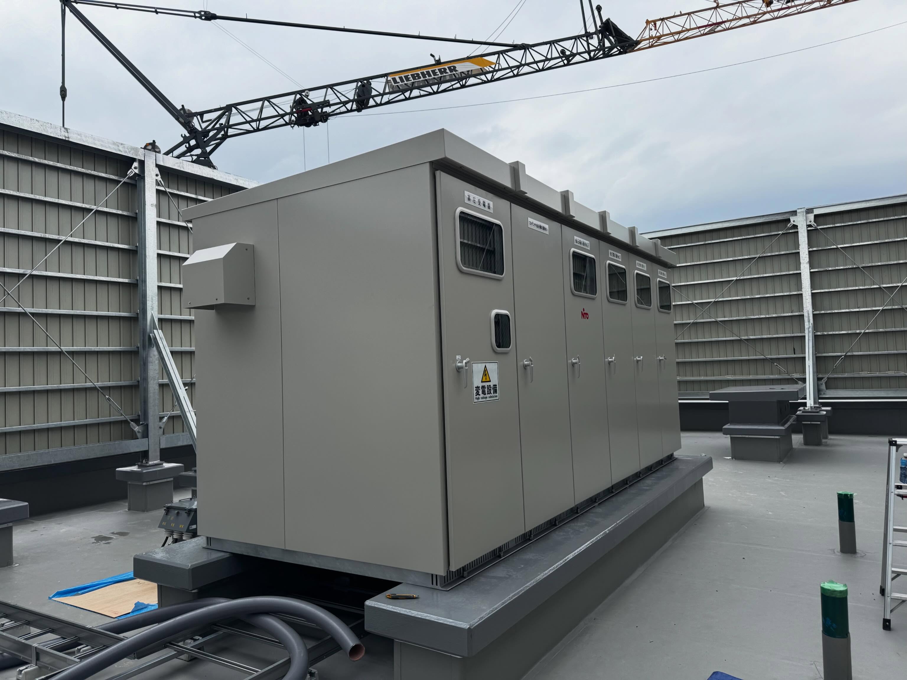 【高圧キュービクル】
大型施設などの電気を支える、
高圧受変電設備。
数トンある設備の据え付け、接続と大事な(大切な)肝になる部分を任される
こういう特殊設備を扱えるのが
KRIの強みです。
未経験でも、
工具の名前から教えます。
“手に職”を本気で。
#高圧
#キュービクル
#電気工事
#インフラ
#電気工事士
名古屋
施工管理
職人
求人