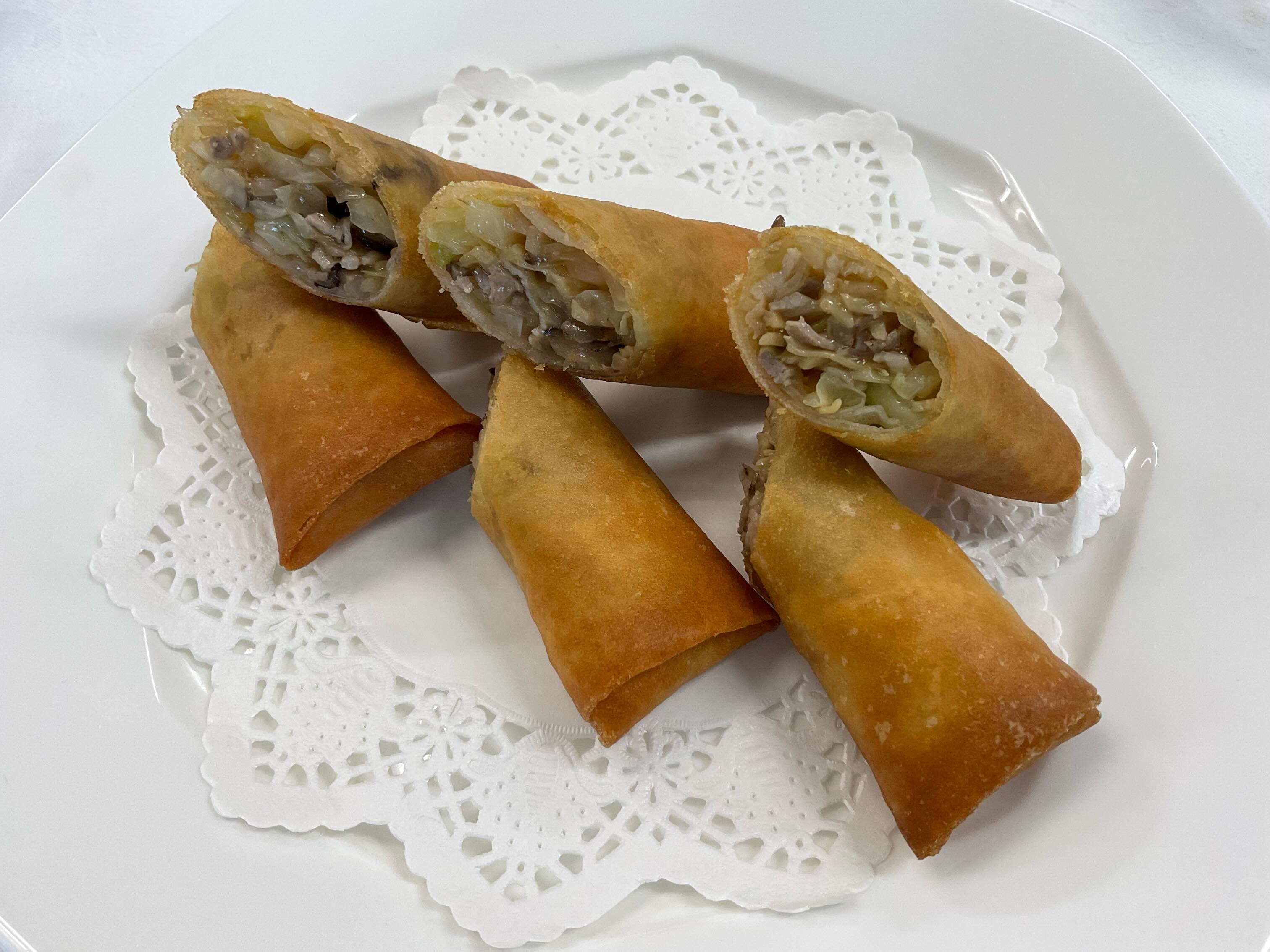 今日の一年生の実習は春巻きと三種の和え物を作りました。
春巻きは普段家でも食べたことありますが一から作ったことが無かったので難しかったですが美味しくできました。
#九州文化学園調理師専門学校 #中国料理 #春巻き #バンサンスー