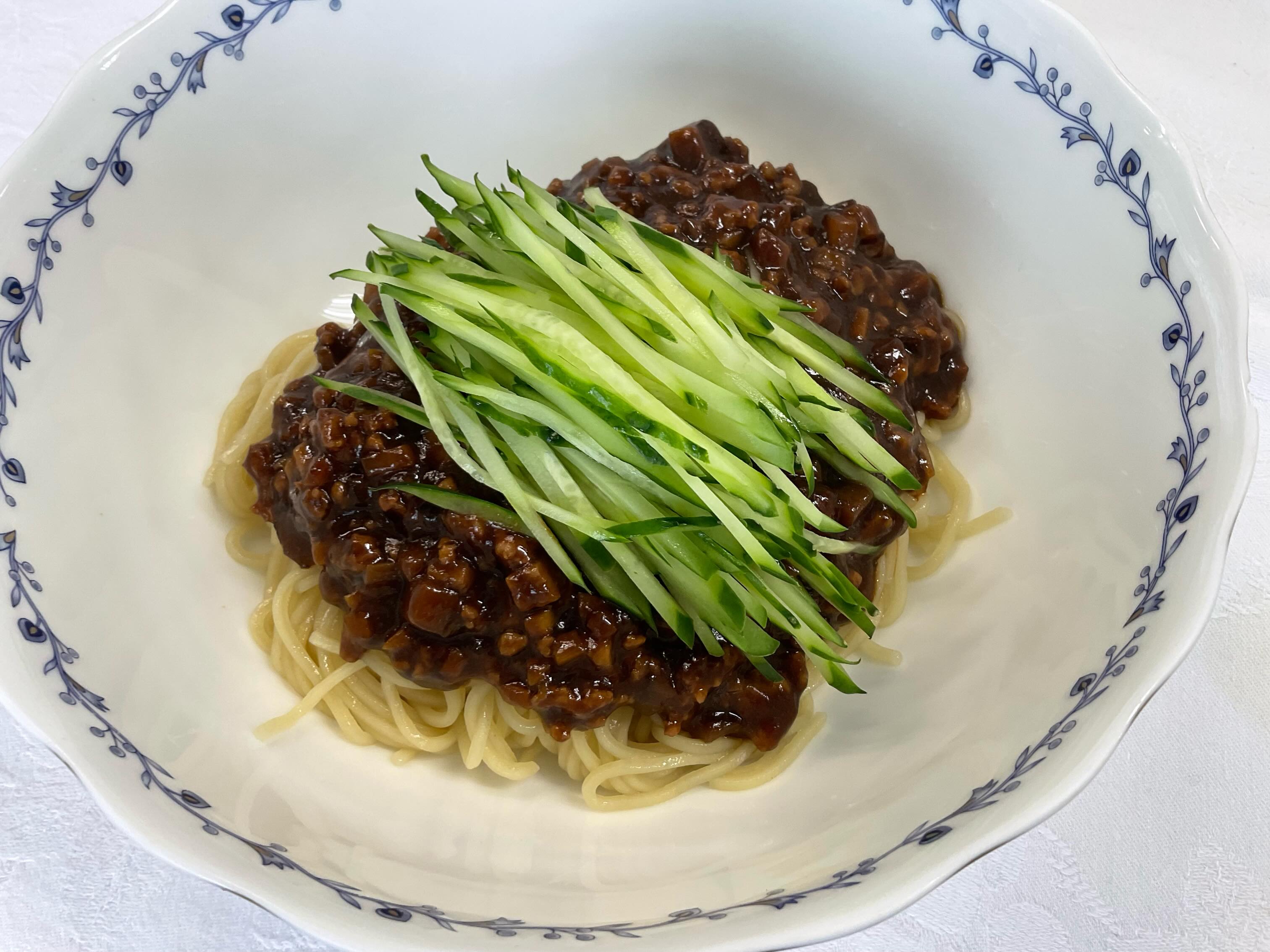 今日の2年生の実習は中国料理の炸醤麺(ピリ辛味噌あんかけそば)、水烏賊とセロリの黒胡椒炒め、開口笑(胡麻風味揚げ団子)を作りました。開口笑を初めて作り、とても美味しく材料もシンプルなので、自宅でも作ってみようと思いました。次回も頑張ります。