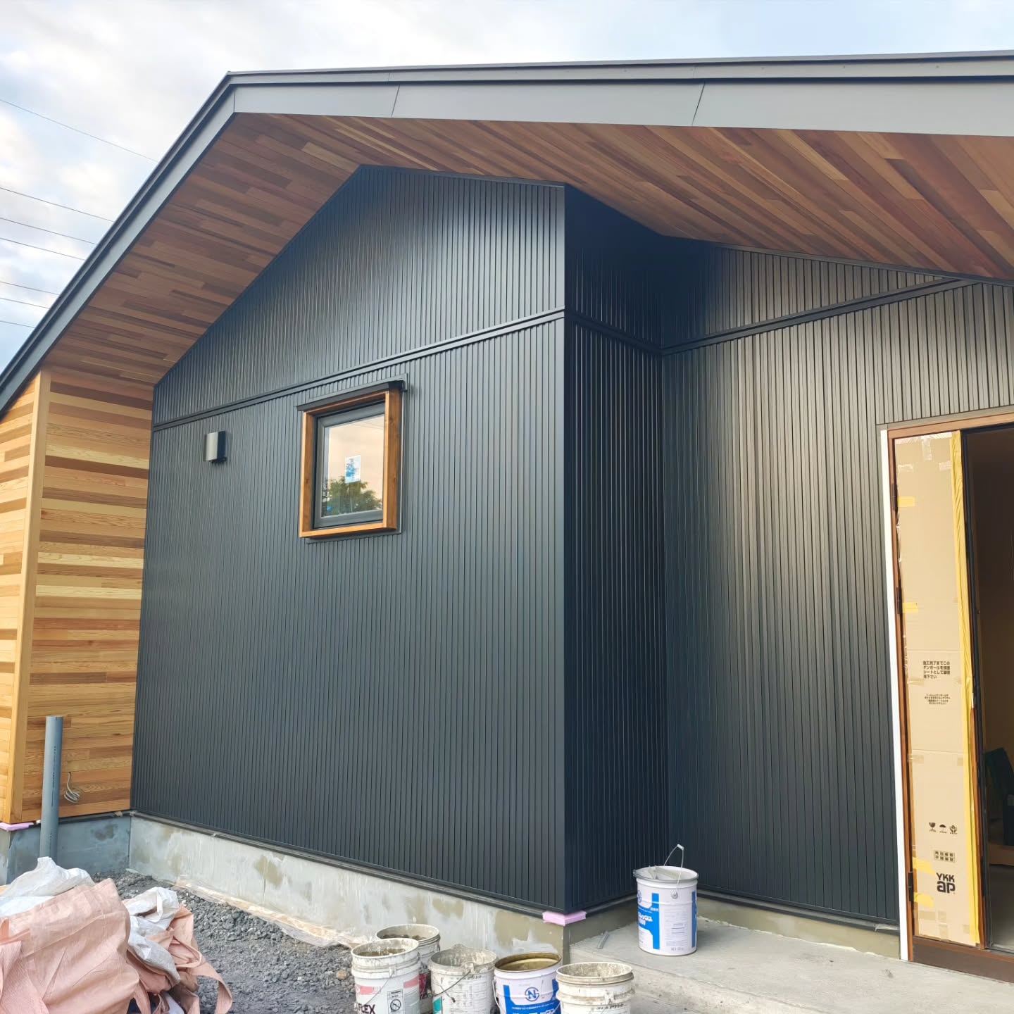 レッドシダー軒天金属サイディングブラック#北の国建築工房 #函館新築 #ローコスト住宅 #函館工務店