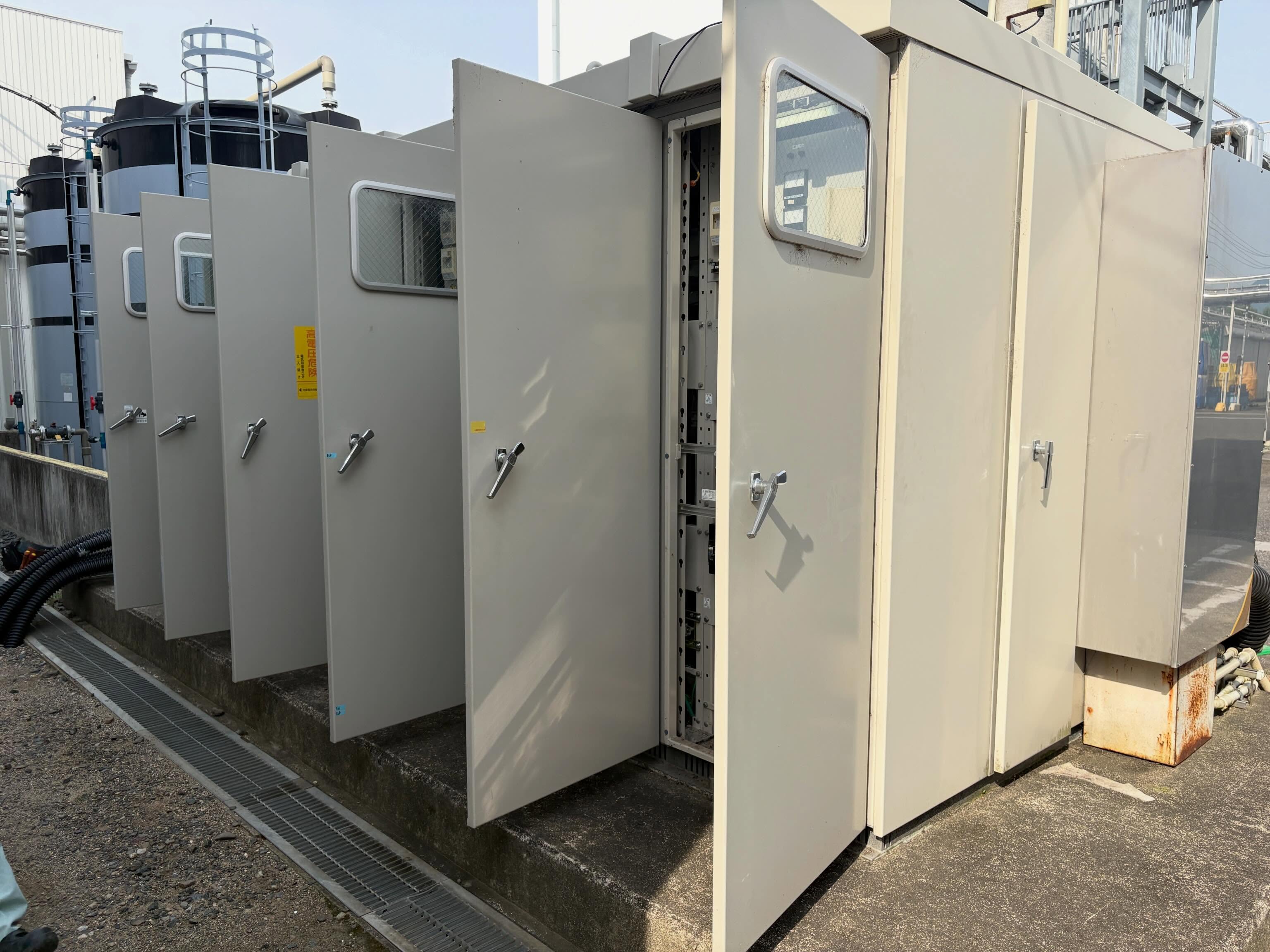 【キュービクル改造工事】
既設の300Aブレーカーを400Aブレーカーへ更新しました。
設備容量の増加に対応するため、安全性・信頼性を確保しながら取替工事を実施。
停電作業から取替、各種点検・動作確認まで完了し、無事に復旧いたしました。
⚡️ 300Aブレーカー → 400Aブレーカーへ更新
⚡️ 動作確認実施
⚡️ 安全第一で施工
電気設備の改造工事や更新工事もお任せください💪
#電気工事 #高圧受電設備 #キュービクル #KRI株式会社
#誰かの役に立つ仕事