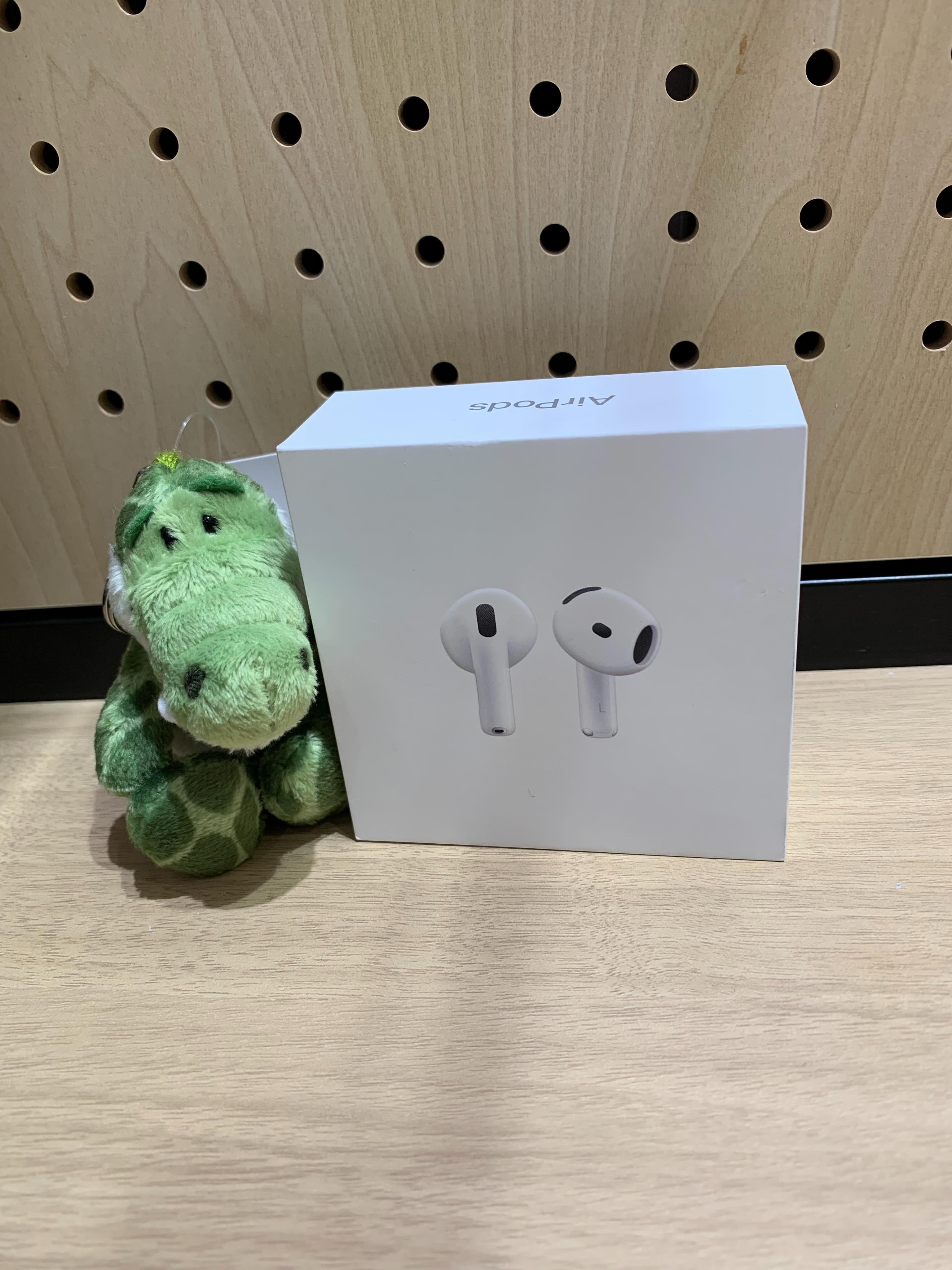 🎶🍎お買取商品🍎🎶<br><br>【新品未開封品】<br><br>AirPods 4 MXP63J/A<br>※AppleCare未開始品<br><br>(新品上限金額)¥15,500-<br><br>上限金額でお買取させて頂きました(ᴖ ̫ᴖ )♪<br>詳しくはお電話📱にてお気軽にお問い合わせ下さい<br>#買取 #池袋 #新宿 #Apple #AirPods
