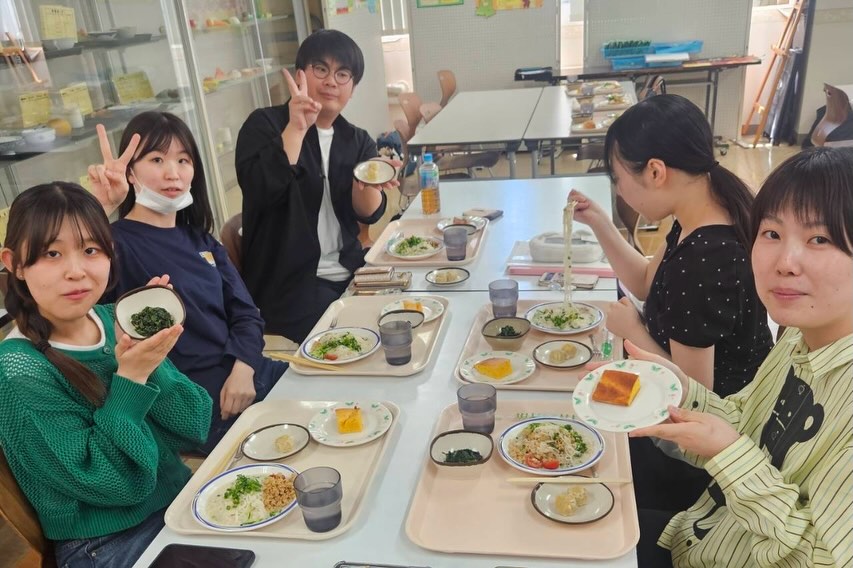 給食管理実習IIの2週目の喫食がスタートしています!
前回に引き続き、保育学生が楽しみにしていた、対象施設「保育所」の喫食日の様子をお届けします😎
テーマは「ミルキーウェイ〜そうめんを添えて〜」
・ミルクそうめん
・ほうれん草の胡麻和え
・シュウマイ
・ベジタブルケーキ🍰
を美味しくいただきました😋
#函館短期大学 #食物栄養学科 #保育学科 #保育所給食 #函館