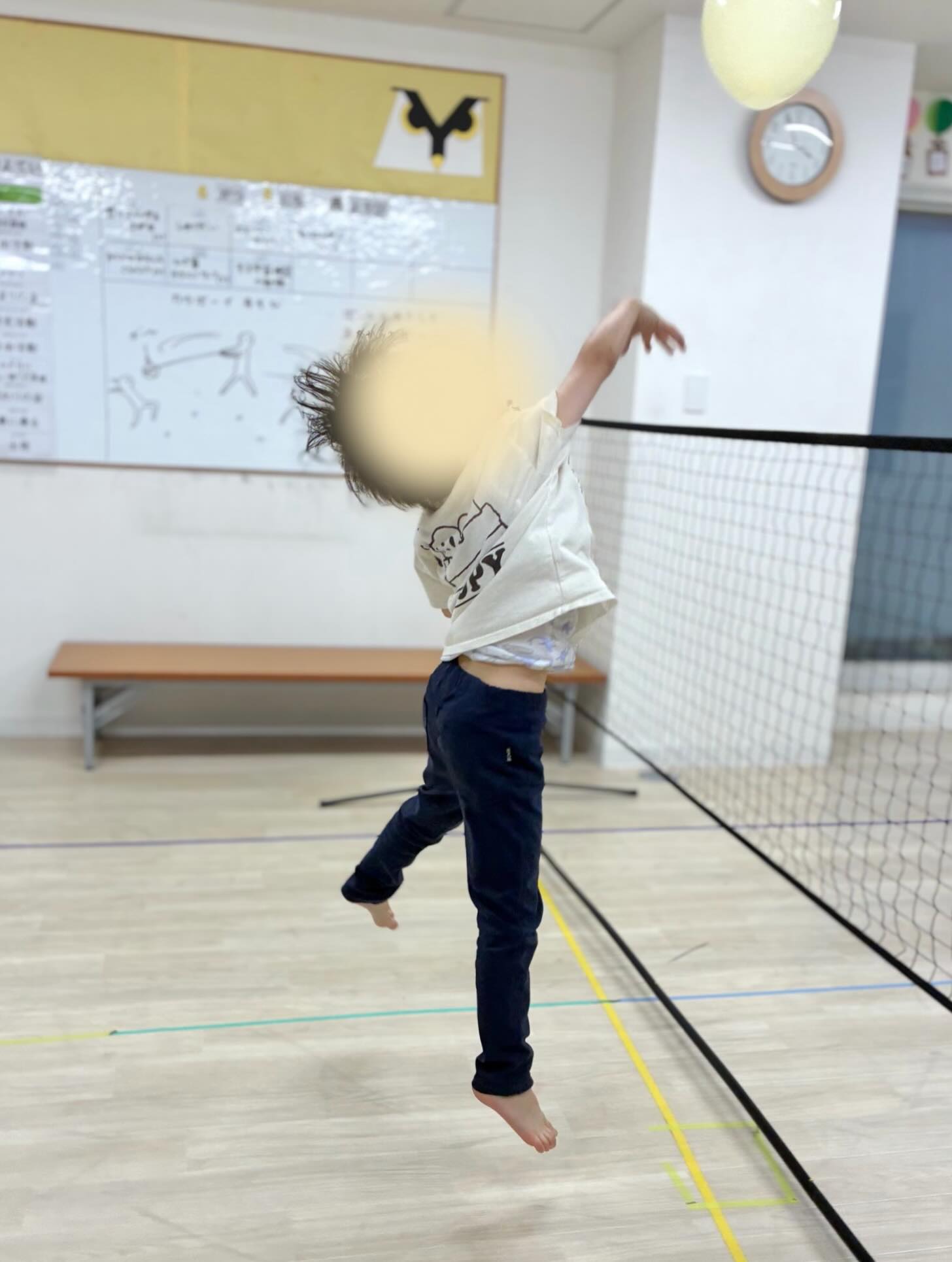 こんにちは!よりみちです🦉
少し前からよりみちでは風船バレーがブーム🎈
すずらんテープでコートを分けていましたが、、
ネットを導入しました👏👏
高いジャンプや白熱したラリーが
たくさん見られました☺️
天気の悪い日でも、
体を動かして楽しく活動しています!
#児童発達支援
#放課後等デイサービス
#札幌市 #療育
#発達サポート