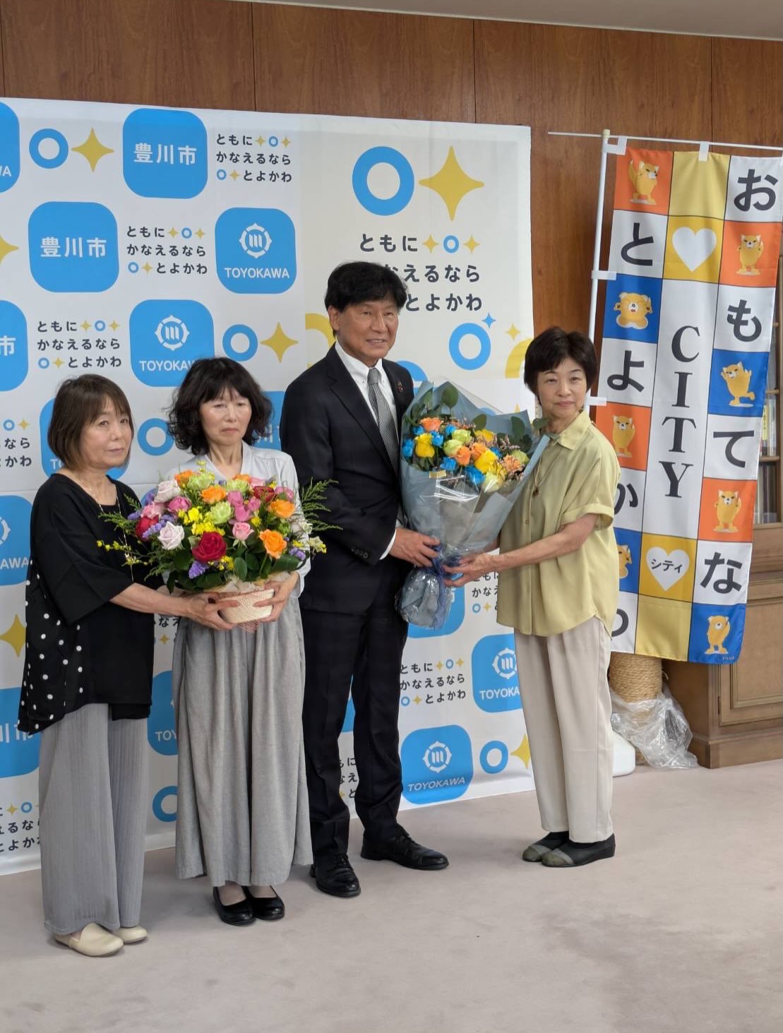 🌻父の日バラ贈呈イベント🌻
先日の父の日にちなみ、豊川市長さんにバラの花束とアレンジフラワーをプレゼントしました。バラ部会女性部の方が作成した華やかな花束とアレンジフラワーをとても喜んで頂きました。毎年恒例となっているこの機会を、これからも大切にしていきたいと思います🌹
#JAひまわりバラ部会 #バラ #父の日#花束#豊川市