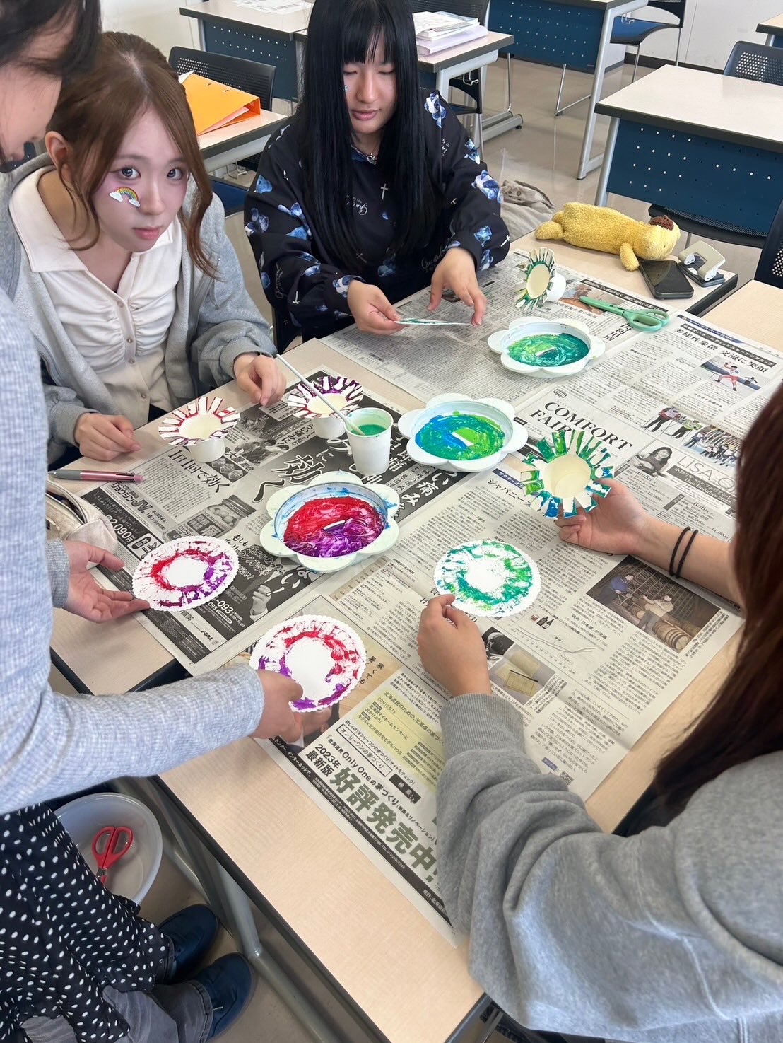 【保育学科1年生】
保育実習指導Ⅰの授業で、模擬保育を実施しました☺️
今回のテーマは「製作」です!
学生たちは指導案を作成し、入念に準備を重ねたうえで模擬保育に臨み、1年生とは、思えないほど堂々とした姿で活動を進めていました✨
実践後の振り返りでは、自分自身の課題や改善点をしっかりと見つけて、今後に繋がる貴重な体験となりました!
保育者を目指す学生たちの成長が感じられる、授業となりました!
#函館短期大学 #保育学科 #保育実習指導 #食物栄養学科 #保育指導案