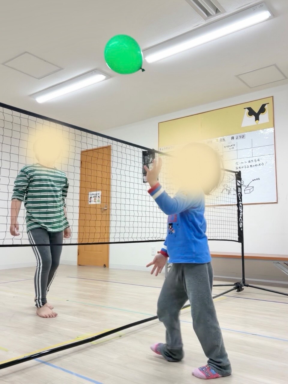こんにちは!よりみちです🦉
少し前からよりみちでは風船バレーがブーム🎈
すずらんテープでコートを分けていましたが、、
ネットを導入しました👏👏
高いジャンプや白熱したラリーが
たくさん見られました☺️
天気の悪い日でも、
体を動かして楽しく活動しています!
#児童発達支援
#放課後等デイサービス
#札幌市 #療育
#発達サポート