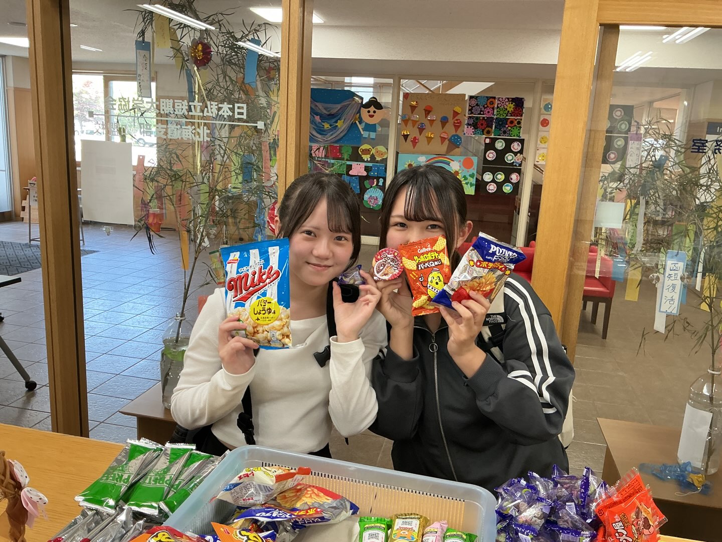 【2026年7月7日(火)七夕🎋】
毎年恒例、七夕の笹飾りの掲出とお菓子配布を実施しました!
小学生の頃、街中を駆け回ってお菓子をもらっていた短大生も、すっかりお兄さん・お姉さんに!
今ではお菓子を「あげる側」になることも多いようですが、「もらう側」に戻れるのが嬉しい!と、喜んでくれていました☺️
こちらも毎年恒例ですが、遠方から進学してくれている学生には、友達が「竹に短冊〜」の歌を教えてくれていました✨
後世に残したい、函館近郊の文化ですね!(気になる方は、函館 七夕 で検索してみて下さい🔍)
ちなみに、学生が書いてくれた短冊の数を数えたら、136枚ありました!
恋愛成就や推し活、ライブの当選を願うものが多かったです!
中には、世界平和や定期試験の合格、教職員の健康を願う内容もありました😎
もちろん、職員として、「全ての学生の願いが叶いますように!」とお願いしましたよー😏
#函館短期大学 #函館 #七夕 #函館の七夕は歌を歌うとお菓子もらえます #竹に短冊七夕祭り大いに祝おうロウソク一本ちょうだいな