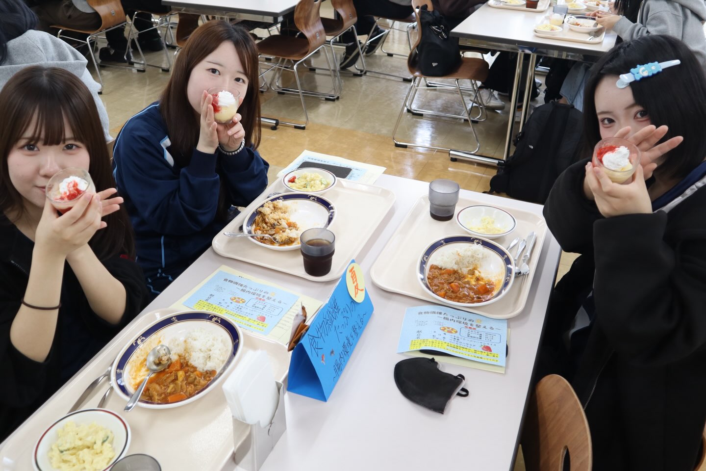 【6月26日(金)給食管理実習】
対象施設「事業所」の喫食日の様子をお届けします
テーマは「食物繊維たっぷりの夏」🌻
・きのこいっぱいハヤシライス🍛
・麦茶🥃
・マカロニサラダ🥗
・いちごパフェ🍨
ハヤシライスがとてもおいしかったです😋
野菜の出汁がたくさん出ていて、コクがありました!
まさにベジブロス!
調理方法を教わって自宅で作る教職員もいました✨
次回は「病院」がテーマの給食です🏥
#函館短期大学 #食物栄養学科 #ハヤシライス #給食管理実習 #函館