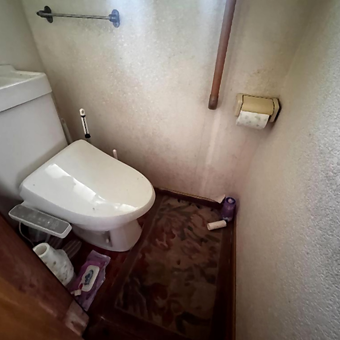 🏯 Retro Japanese House Near Enoden Line — Investment/Minpaku Opportunity! 🏯
📍 Just an 8-minute walk from Chogo Station on the popular Enoden Line
🎋 A hidden gem in a highly sought-after area — perfect for minpaku (vacation rental) or long-term rental income
🔨 Needs a surface-level renovation, but has great bones and character
✨ Property Highlights
🏠 3LDK layout | Wood-frame, tiled roof, 2 stories
📐 Built July 1975 (Showa 50) — 50 years old
🗾 Land rights: Freehold ownership
📍 Fujisawa City, Takakura 627-10
🏗 Building coverage 60% / Floor area ratio 200%
🚰 Public water supply · Propane gas
🅿️ No parking
🔑 Immediate handover available
💴 Price: ¥8,950,000 (tax included)
A rare find along one of the Shonan area's most charming rail lines — with a bit of TLC, this could become a beautifully restored minpaku or rental property. 🌊🚃
DM us for more details or a private viewing tour!
#JapanRealEstate #MinpakuInvestment #ShonanLifestyle #EnodenLine #JapanPropertyInvestment #AkiyaJapan #RenovationProject #FujisawaCity #OverseasInvestor #JapanVacationRental #KamakuraArea #JapaneseHouse