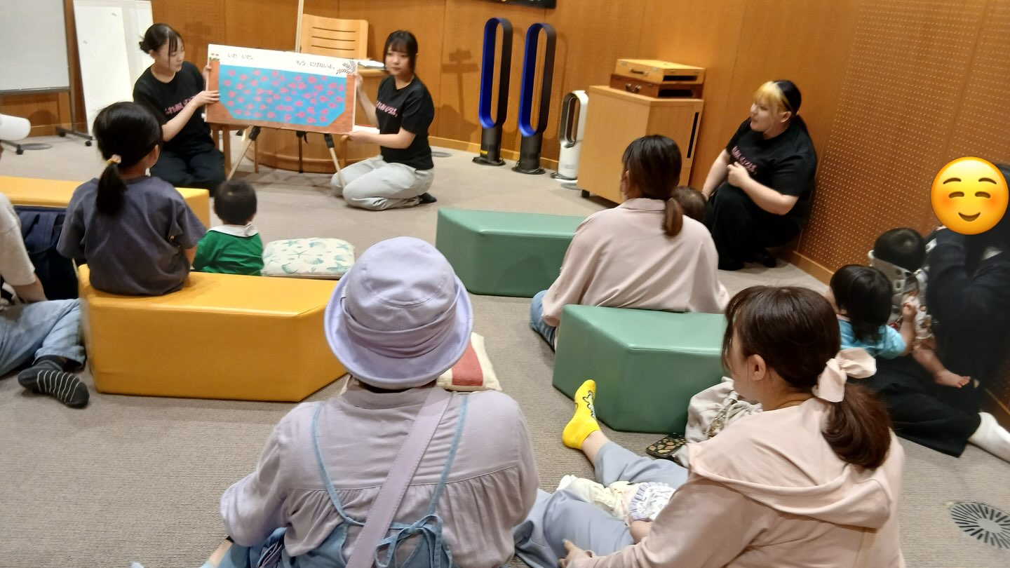 【サークル活動報告】
7月2日(木)、函館市中央図書館にてふれあいひろばサークルが読み聞かせを実施しました📖
当日は、先月も参加してくださった親子が再び来館され、学生はこどもの成長した姿を見ることができ、たいへん嬉しく思いました✨
また、先月と同様に、図書館で読み聞かせ研修を受講されている方にご参加いただきました!
七夕の手遊びでは、保護者の方も一緒に歌いながら交流することができました🎋
パネルシアターでは、今月も幼稚園児を中心にこども達が加わり、紙人形に触れたり、簡単に演じてみたりと、参加者全員で楽しく交流する時間となりました☺️
帰るときには、学生が折り紙で作成した「織姫と彦星」「ぼうあめ」をおみやげとしてプレゼントしました🎁
#函館短期大学 #保育学科 #読み聞かせ #函館市中央図書館 #七夕