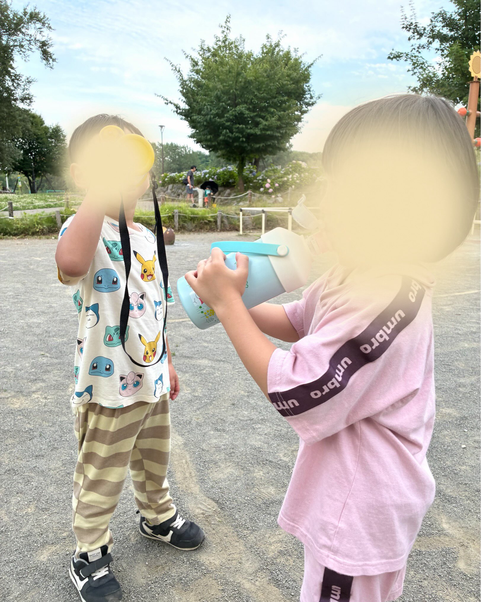 こんにちは!よりみちです🦉
小中学校は終業式!ついに夏休みが始まりましたね😊
そんな本日は月寒公園へおでかけしてきました!
広い公園で全員でだるまさんが転んだを行いましたよ☺️
よりみちの夏休みは、お出かけや水遊び夏祭りなど
楽しい活動をたくさん予定しています✨
長い夏休みは、お子さんだけでなく、
保護者の皆さまも生活リズムや過ごし方など、
悩みや困りごとが出てくることもあるかと思います。
そんな時は、一人で抱え込まず、
お気軽に職員へご相談ください☺️
子どもたちも保護者の皆さまも、
笑顔いっぱいの夏休みになりますように🍉
#児童発達支援 #放課後等デイサービス
#札幌市 #療育 #療育サポート