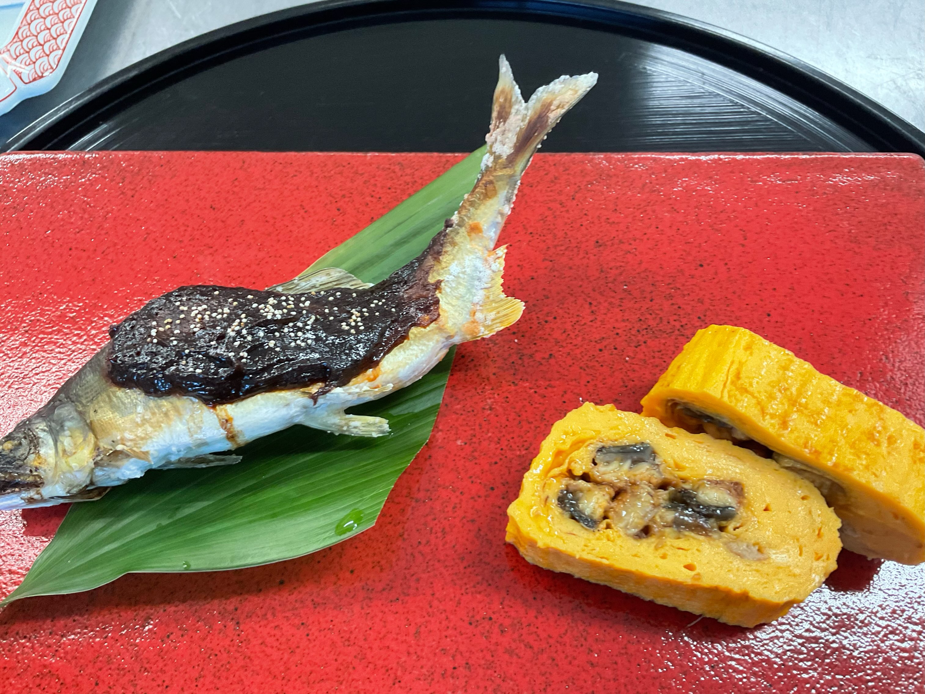 2年生の調理実習は鮎の魚田焼きと玉蜀黍のかき揚げと鰻巻きでした。
玉蜀黍のかき揚げは,衣に米粉を入れることで、サクッとした食感でとても味わい深かったです
鰻巻きは鰻をいれて卵を巻くのがすごく難しかったですが、とても美味しかったです!
鮎の魚田焼きは、上り串を打つところが難しかったです。次の実習も頑張りたいと思います!
#九州文化学園調理師専門学校
#玉蜀黍のかき揚げ
#鮎の魚田焼き
#鰻巻き うなぎ