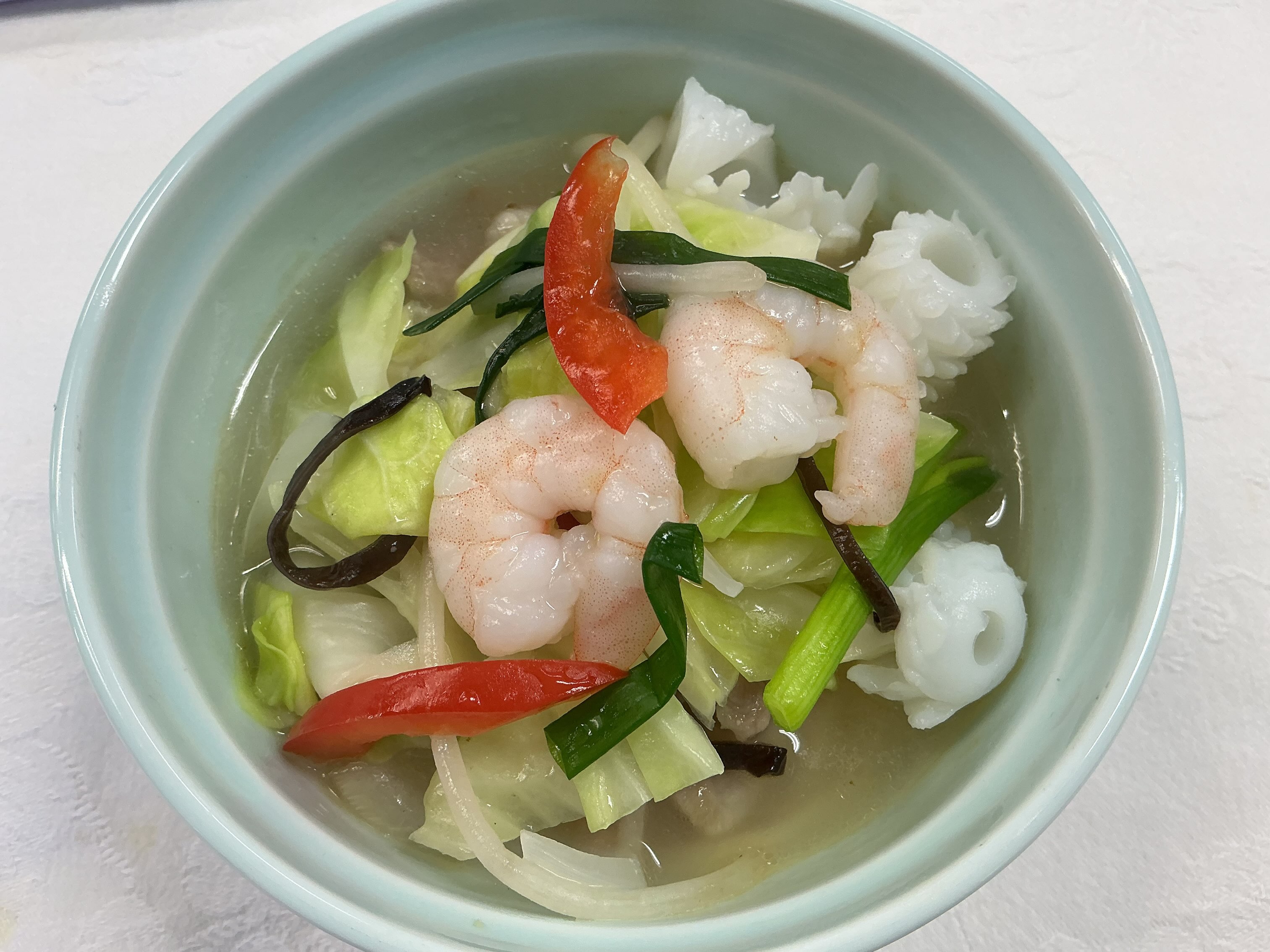 今日の一年生の実習は長崎湯麺(長崎ちゃんぽん)と乾焼鶏蛋(コンシャオカイタン)でした。
卵に色をつけないように炒めるのが、むずかしかったです。
ちゃんぽんは、麺が伸びないように注意しながら盛り付けました。
#九州文化学園調理師専門学校
#中国料理
#長崎湯麺
#乾焼鶏蛋