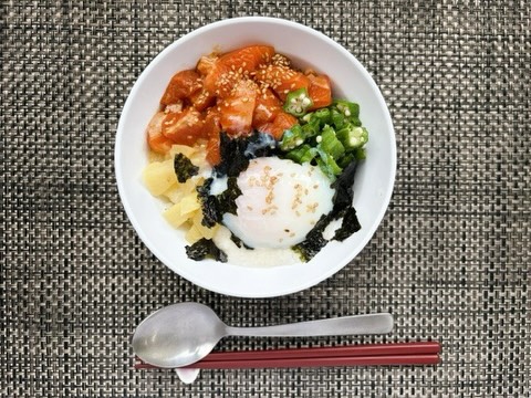 【食物栄養学科 2年生】
株式会社マルナマ古清商店・松川様の講話から、「函館サーモン」×「地場産物の野菜・お米」を組み合わせて、学生考案ランチメニューを調理しました。
お刺身のおいしさと安全性を活かした、巻きずし・ちらし寿司・ユッケ丼・韓国風うどん・生春巻き🐟
表面を炙ったレアトロ食感を味わうロールサンドBOX🍱
加熱して脂がのったフワトロ食感をたのしむホイル蒸し・カルボナーラ🍝
どれもおいしくできあがりました♪
講義や調理を通して、函館や道南の豊かな恵みを持続するために私たちができることを学ぶことができました!!
#函館短期大学 #マルナマ古清商店 #函館サーモン #食物栄養学科 #栄養士