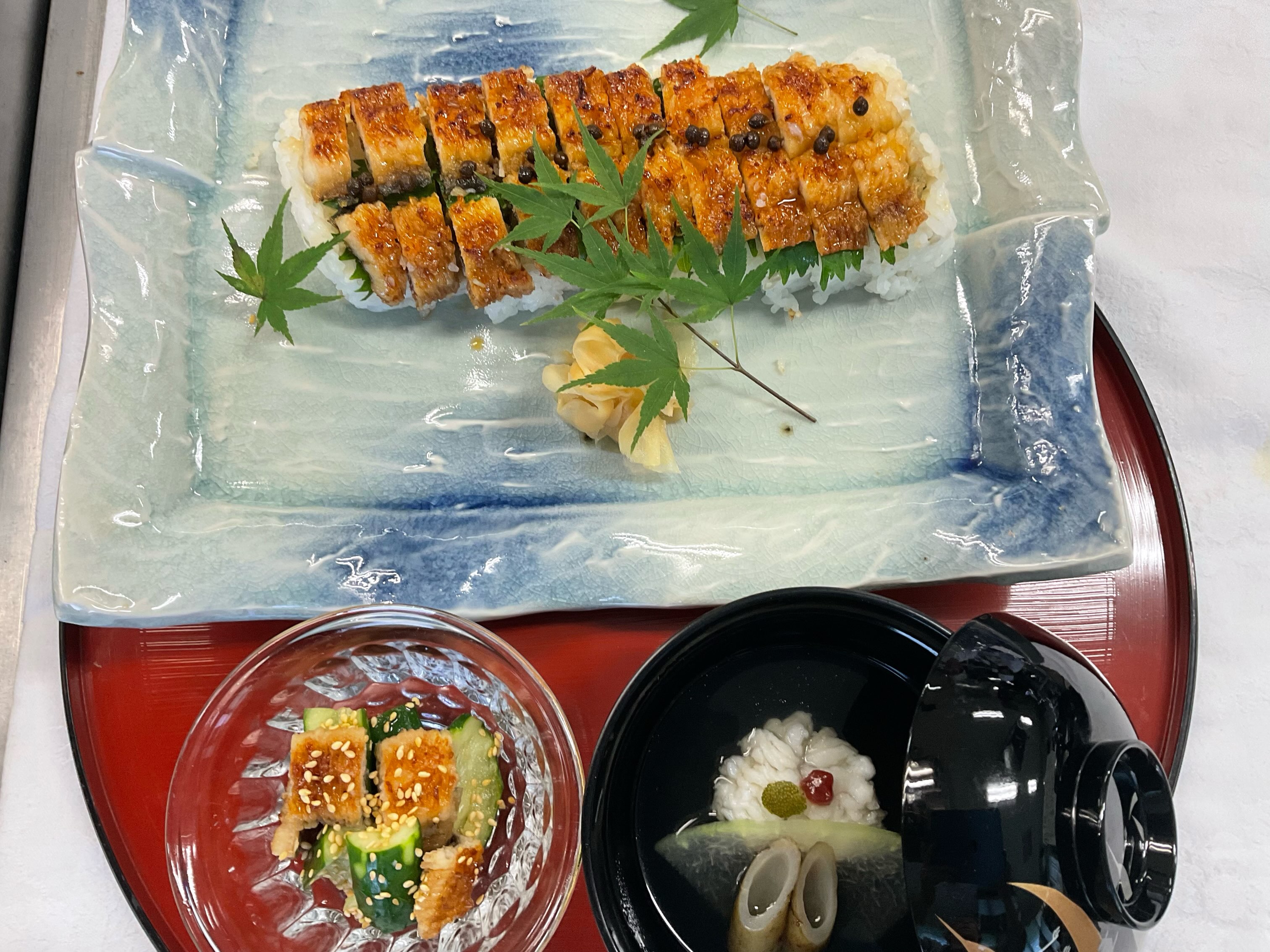 今日の2年生の調理実習では鱧寿司と牡丹鱧の吸い物、叩き胡瓜の酢の物をしました。🍣
鱧には捌く後に骨がたくさんあって,切り込みを入れるのが難しかったです。
サラマンダーで焼いた鱧のタレと吸い物の鱧の出しがよく出ていて美味しかったです。
#九州文化学園調理師専門学校
#鱧
#鱧寿司
#叩き胡瓜
