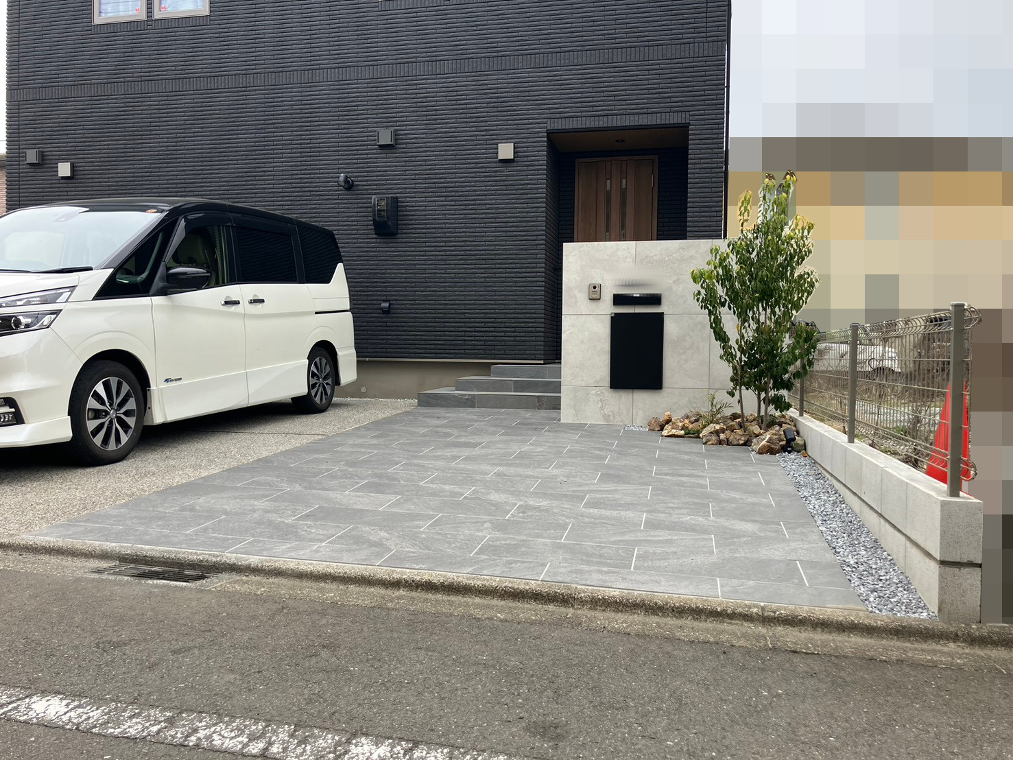 .
-------------------------------------------------新築外構工事を請け負いさせていただきました✨〇床タイル(ラフネス)
〇門柱タイル(オックスフォード)
〇ロックストーン(おがせ石)
〇宅配ポスト(宅配ボックスKN)
〇ポスト(エクスポスト)
〇ライト(スパイクスポットライトSSP-G2型)
〇表札(アルミサイン)
〇低木植栽
〇6号砕石敷き均し・防草シート敷設
〇コンクリート打設洗い出し仕上げ
〇目隠しフェンス(フェンスAB YS3型)
〇物置(フォルタ)
〇メッシュフェンス(ユメッシュE型)請け負いさせていただきまして、ありがとうございました😊-------------------------------------------------🏠(株)住宅サポート.C埼玉県桶川市下日出谷6-1※DM及びコメント欄は受付をしておりません。
※お問い合わせはHPよりお願いいたします!#住サポ
#住宅サポート
#埼玉
#桶川市
#エクステリア
#外構
#外構エクステリア
#外観デザイン
#外構工事
#外構デザイン
#エクステリアデザイン
#エクステリア外構
#外構プラン
#外構屋さん
#新築外構
#おしゃれ外構
#タイル
#門柱
#宅配ボックス
#目隠しフェンス
#物置
