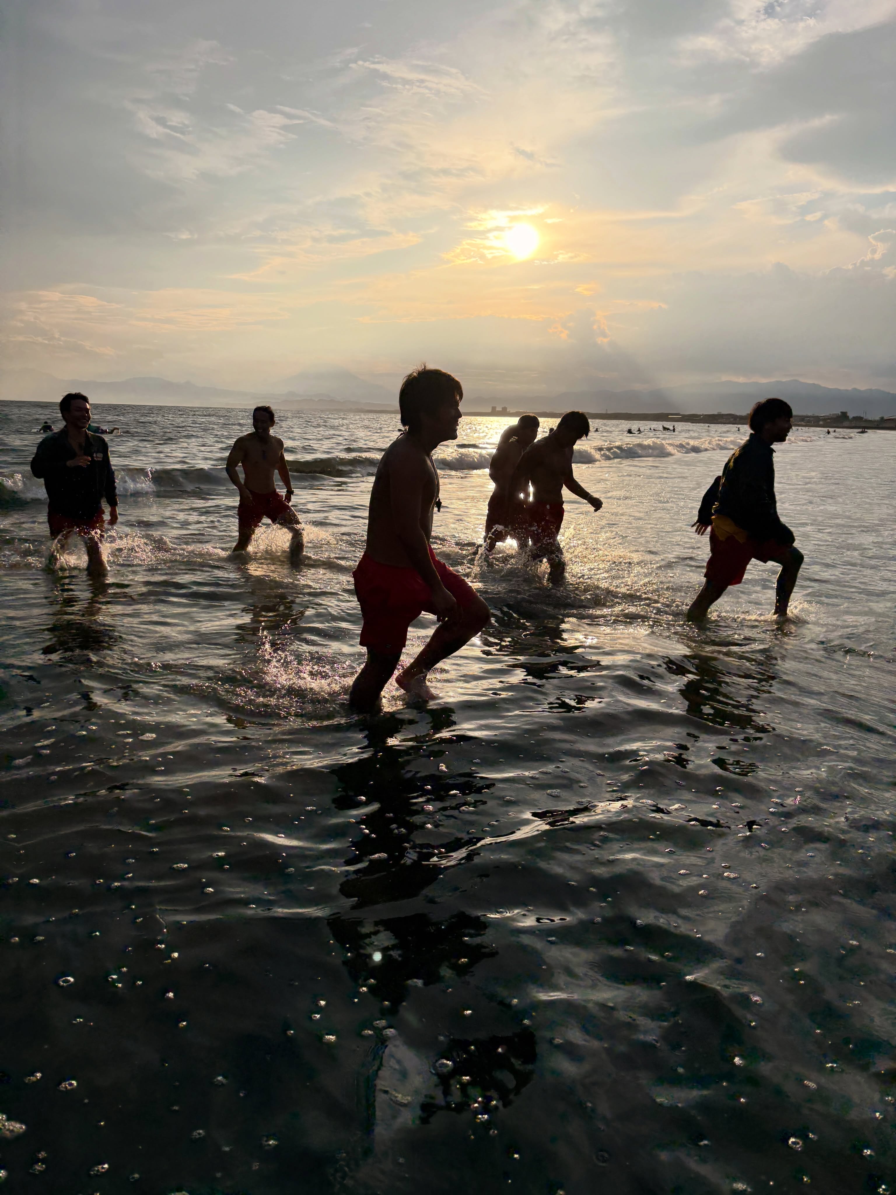 :
灼熱の夏も、変わらない使命がある。
海を楽しむすべての人の「当たり前」を守るために。
今日もライフセーバーは海へ。
#ライフセーバー #LIFESAVER #海の安全 #湘南 #江ノ島