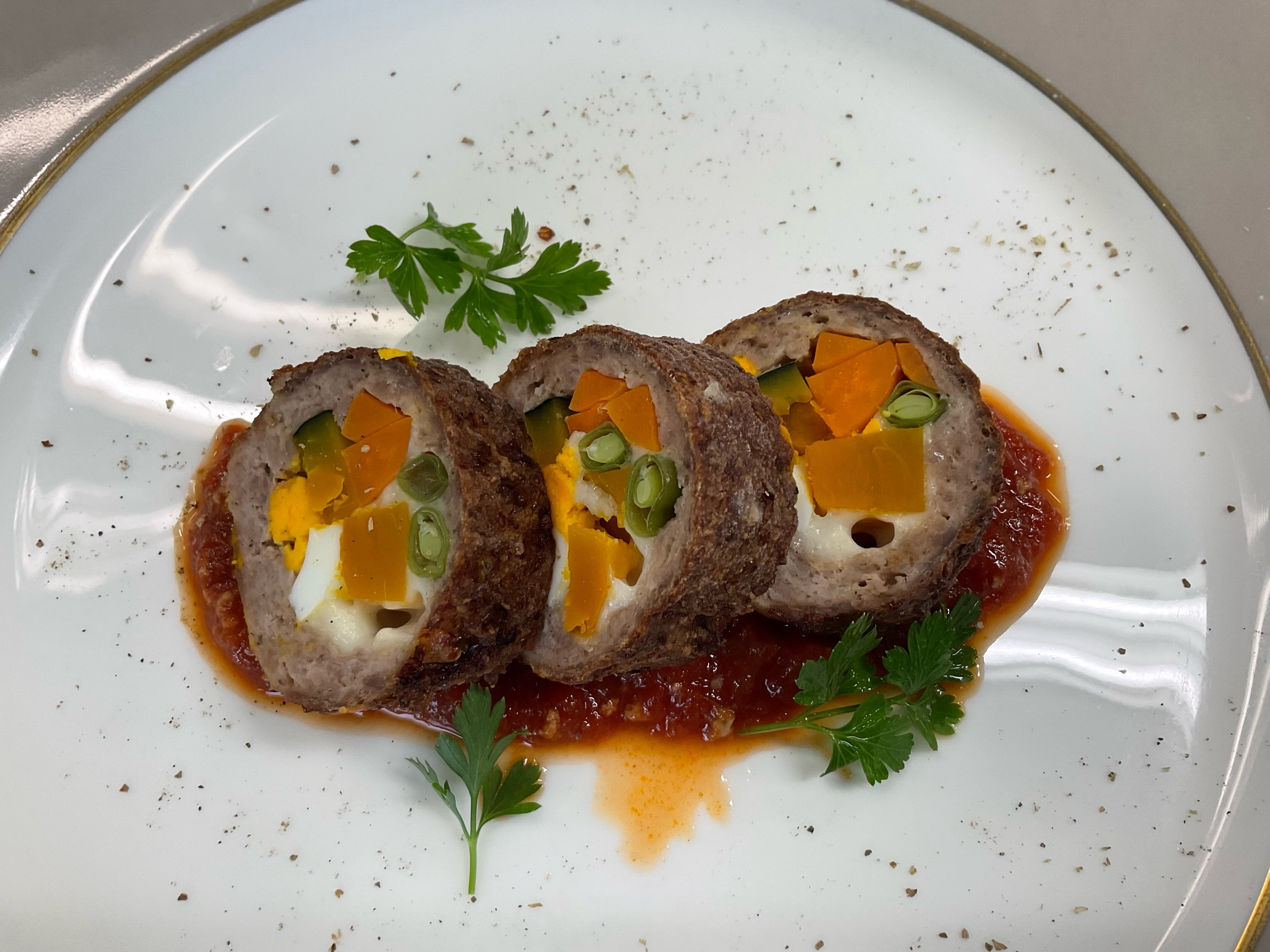 今日の二年生の実習は、イタリア料理で、トスカーナ風ミートローフと夏野菜のリゾットを作りました。
夏野菜のリゾットはとても美味しかったです。二年生はインターンシップに行くので、それぞれの場所でスキルアップを目指して頑張りたいと思います。
#九州文化学園調理師専門学校
#ミートローフ#リゾット