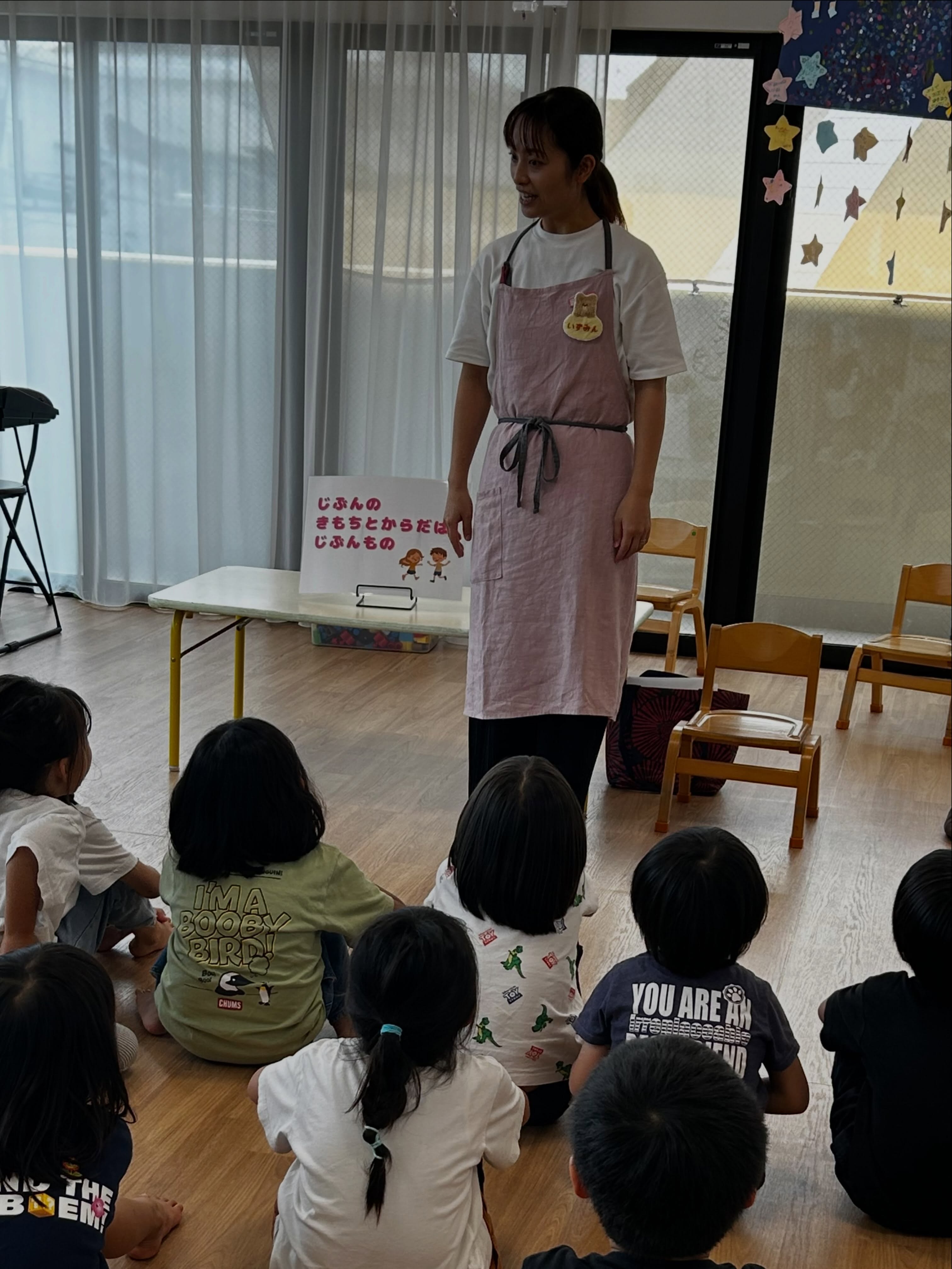 いずみん先生に来てもらい、きりん組が性教育のプライベートゾーンについての話を聞かせてもらいました✨
人形や絵本、歌に合わせて、自分の体とは自分で守る大切さや嫌な時は嫌と言っていいんだよと素敵な話をしてもらえました。子どもたちも真剣に聞く姿もありました。
最後はまた来てねと手を振って、いずみん先生を見送っていました🌟
#神戸市
#神戸市中央区
#幼保連携型認定こども園
#はたつか
#はたつかこども園