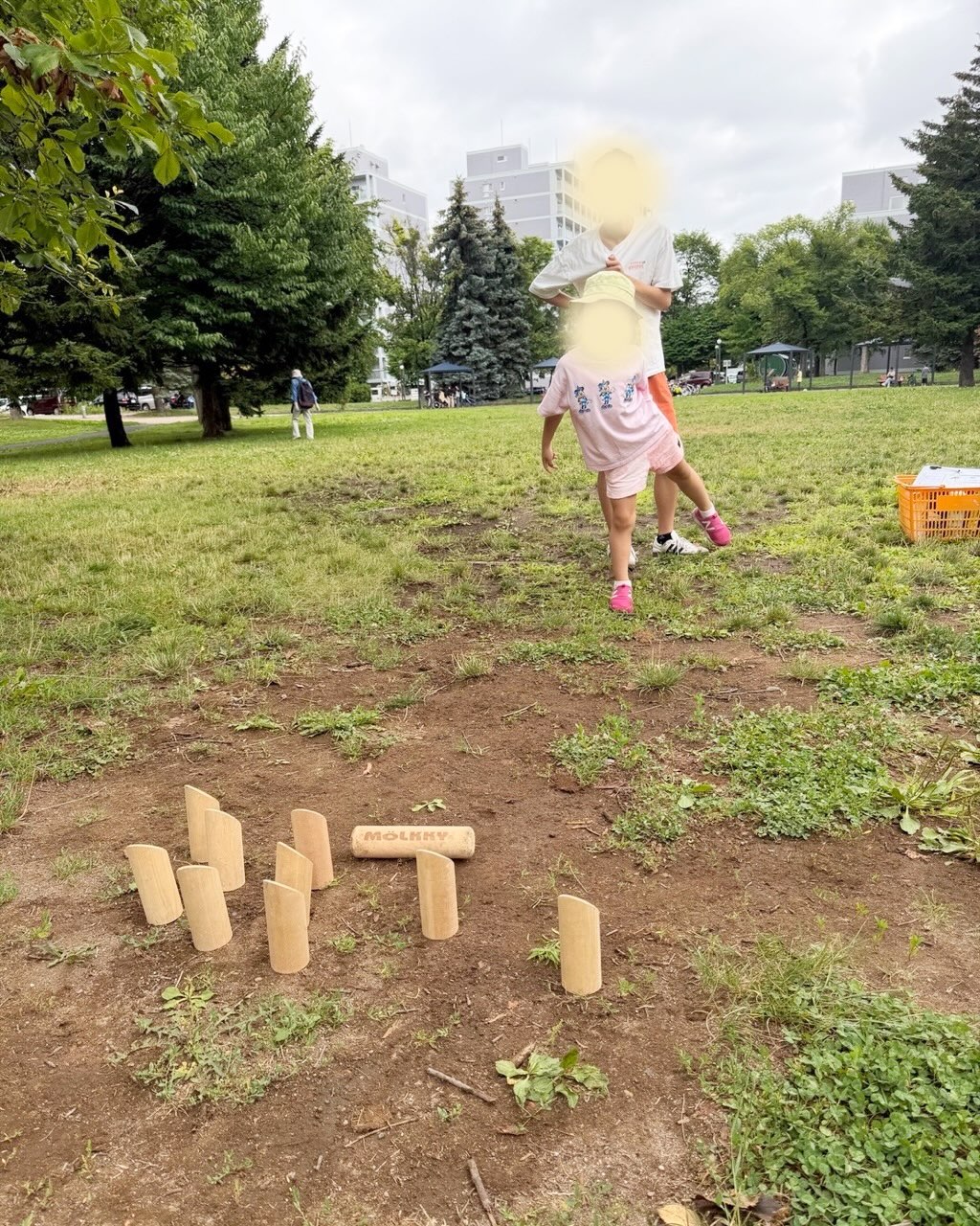 🌻 夏休みが始まって1週間! 🌻
夏休みが始まり、あっという間に1週間が経ちました😊
曇り空の日が続き、水遊びができない日もありましたが…
✨モルック大会
✨駄菓子屋さんでのお買い物体験
✨乗馬体験
✨よりみち夏祭りの準備
✨むし探し
など、毎日たくさんの活動を楽しみました♪
来週はいよいよ おまつりWEEK 🎆✨
子どもたちと一緒に、夏ならではの思い出をたくさん作っていきたいと思います😊
#児童発達支援 #放課後等デイサービス
#札幌市 #療育 #療育サポート