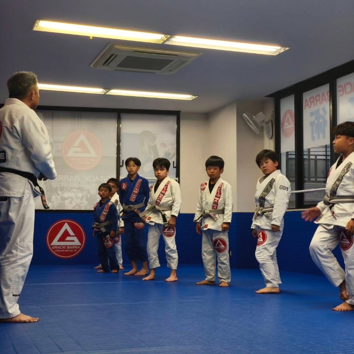入会金無料と初月無料キャンペーンやってますよ
見学・無料体験のご予約はDMでも受け付けております♪
ウェブサイトのお問い合わせから送っていただいても大丈夫です。
見学か無料体験のどちらをご希望か、お名前、希望の日時をクラススケジュールご確認の上、送信してください。
グレイシーバッハ枚方大阪
📍ACCESS
573-0163
大阪府枚方市長尾元町5-8-1長尾元町NSビル3F
★JR長尾駅から徒歩8分!
★お車の方は近隣コインパーキングをご利用ください。
🌏WEBSITE
graciebarrahirakataosaka.com
#グレイシーバッハ
#グレイシーバッハ枚方大阪
#ブラジリアン柔術
#格闘技ジム
#枚方
graciebarrajapan
brazilianjiujitsu