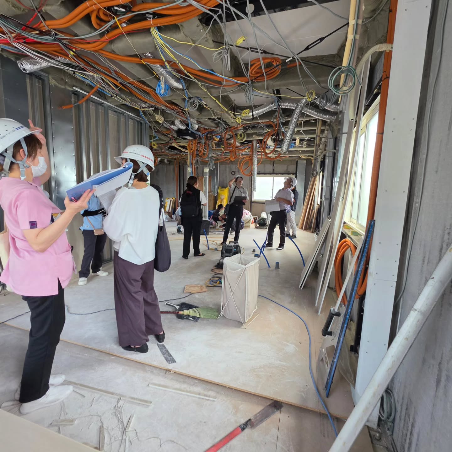 産後ケアセンターの工事が順調に進んでいます!
今冬オープン予定の産後ケアセンター。 スタッフみんなで建設中の施設を見学してきました。
まだ壁や天井ができる前ですが、実際に部屋の広さや配置を確認しながら、 「ベッドはここが使いやすいかな?」 「授乳しやすい動線は?」 「赤ちゃんを抱っこしても安心して歩けるかな?」 など、一つひとつ話し合いました。
完成してからでは気づけないことも、実際に現場を歩くことでたくさん見えてきます。
ご利用いただくお母さんと赤ちゃんに、 「ここに来てよかった」「安心して過ごせた」 と思っていただける場所を目指し、スタッフ一同準備を進めています。
完成まであと少し。 これからも少しずつ様子をお届けしていきます😊
#産後ケア #さいたま市 #加藤クリニック#子育て支援 #助産師