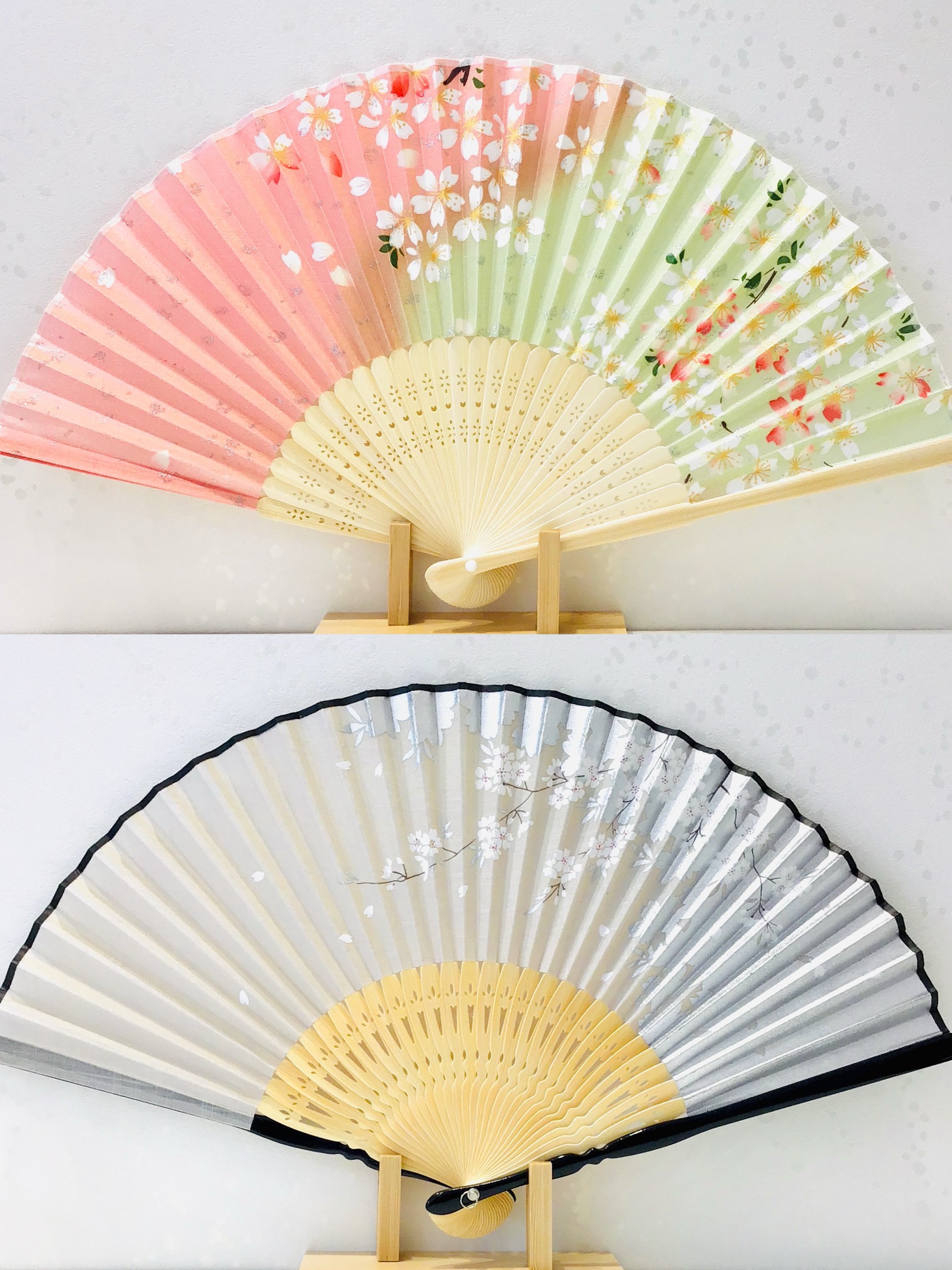 暑い夏に🫠🫠🫠
軽くてスリムな扇子はいかがでしょうか?
電池や充電🪫不要!!音を気にせず
いつでもどこでもさっと扇げて
心地よく涼めます🪭
夏のお出かけに大活躍です!!
☑︎扇子
┈┈┈┈┈┈┈┈┈┈┈┈┈┈┈┈┈┈┈┈┈┈┈┈┈
【取扱店舗】京都駅店|嵐山店
#扇子 #japanesefan #夏小物
#京都お土産 #よしとよ