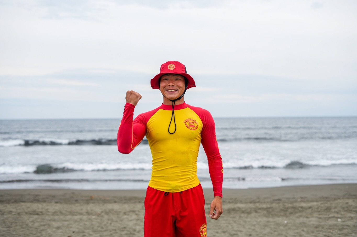 【今年も、笑顔あふれる江ノ島の海へ。】
機能性だけでなく、ライフセーバーであることを遠くから認識してもらうこと。そして、子どもたちや次の世代に「ライフセーバーってかっこいい」と思ってもらうこと。
ユニフォームのデザインには、そんな役割もあります。
江ノ島の海を笑顔あふれる場所にするため、私たちは一年を通してトレーニングを重ね、水辺の事故ゼロを目指して活動しています。海で困ったことや不安なことがあれば、遠慮なく赤と黄色のユニフォームを着たライフセーバーに声を掛けてください。
この夏も、海を訪れる皆さんが安心して楽しみ、笑顔で帰れるよう、メンバー一同万全の準備を整えてお待ちしています。
今回のインタビュー全文は、プロフィールのリンクからご覧いただけます。
Photography: @kathy729833
Interview: @toikadamaya
#西浜サーフライフセービングクラブ #BILLABONG #江ノ島 #湘南