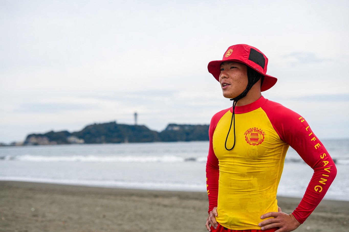 【海に来た人を、笑顔で帰す。】
西浜サーフライフセービングクラブは、1963年の創立以来、江ノ島・片瀬西浜を中心とした水辺の安全を守り続けています。
私たちの役割は、事故が起きたときに救助することだけではありません。
浜辺や海の状況を常に確認し、一人ひとりに声を掛け、事故を未然に防ぐこと。そして、海を訪れた皆さんに安心して楽しんでいただき、笑顔で帰ってもらうこと。
その使命を担うライフセーバーと、日々の監視活動を支えるユニフォームについて、今年度キャプテン・山田海斗へのインタビューを公開しました。
ぜひプロフィールのリンクからご覧ください。
Photography: @kathy729833
Interview: @toikadamaya
#西浜サーフライフセービングクラブ #billabong #江ノ島 #湘南