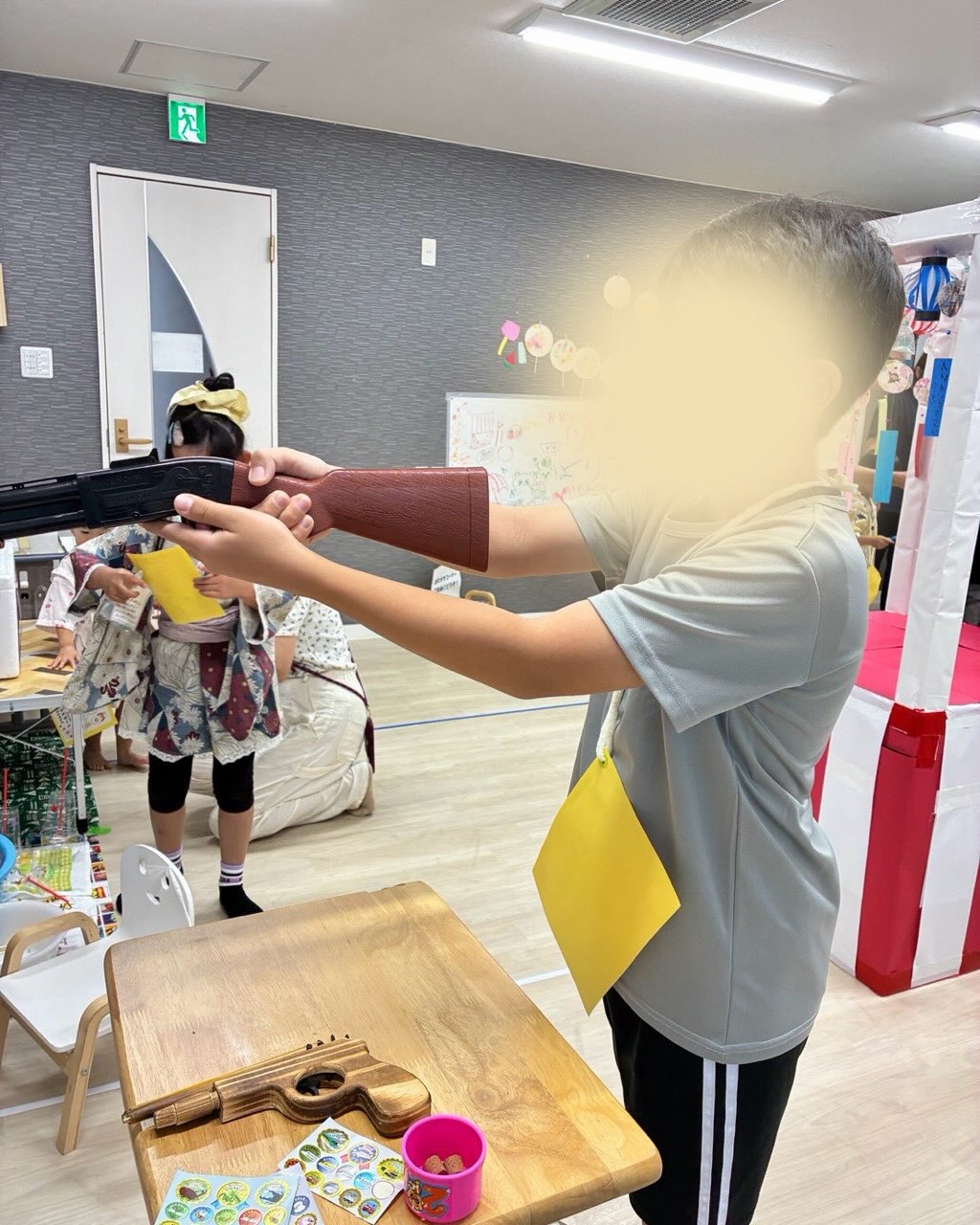 🎆 よりみち夏祭り 🎆
よりみち開所初となる
「よりみち夏祭り」を行いました✨
輪投げや射的など、
いろいろなゲームに挑戦したり、軽食を楽しんだり🍧
そして、前回長期休みに大人気だった
シール交換会も大盛り上がり!
子どもたちの笑顔いっぱいの
楽しい夏祭りになりました🎐
これからもよりみちをよろしくお願いします😊
#児童発達支援 #放課後等デイサービス
#札幌市 #療育 #夏祭り