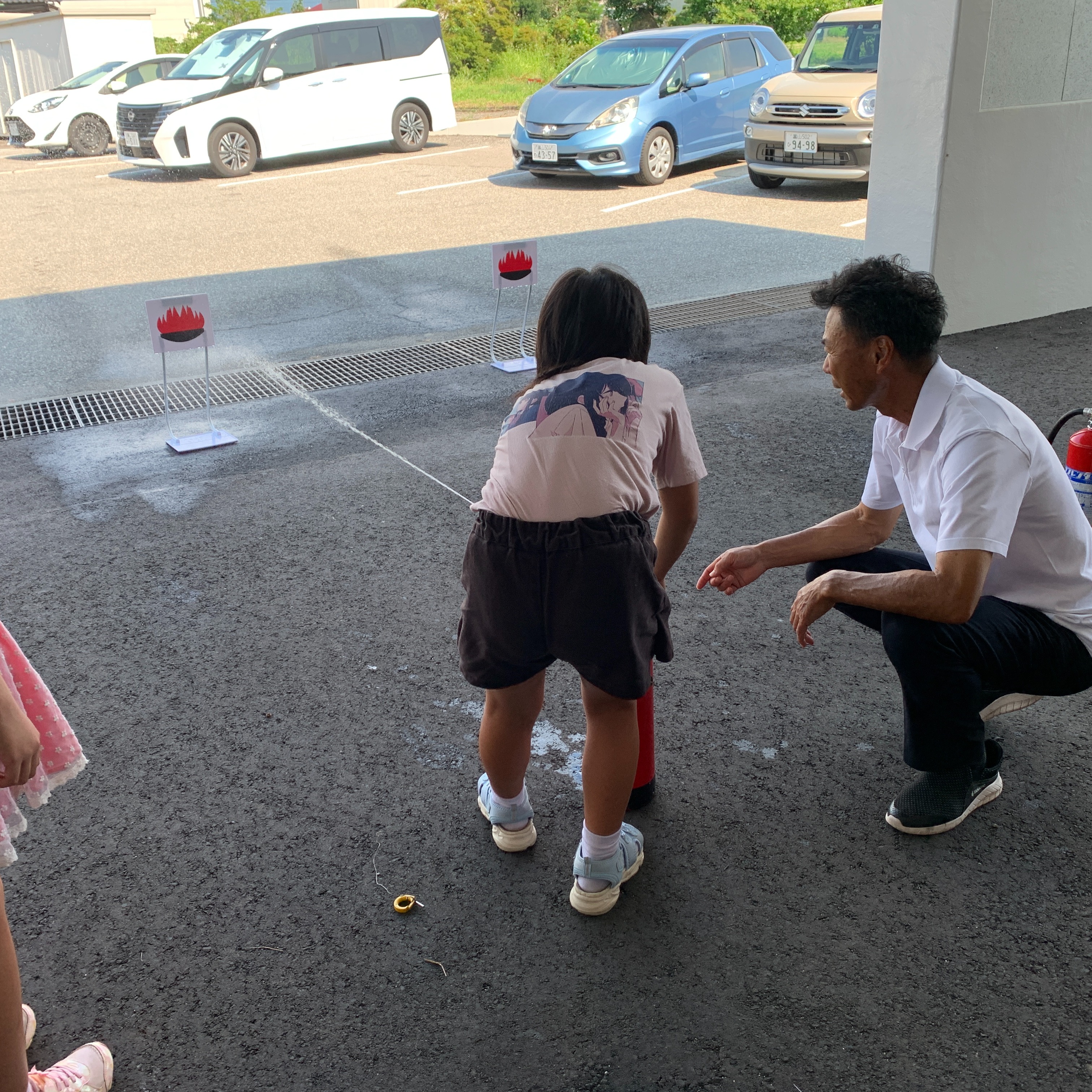 8月5日ぼうさいラボ
水にまつわる実験をして
アカリエ内を防災パネルをさがしてまわり、
センター長から消火器の使い方を教えてもらいました。
体の中から水蒸気が出ていることを実験で確かめ、使い捨てトイレの使用方法を学び、なかなかもりだくさんのラボでした。
今日体験してくれたおともだちがまた次のおともだちにつたえ、防災の輪が広がるといいですね。
#アカリエ#防災ラボ#夏休み体験#消火器