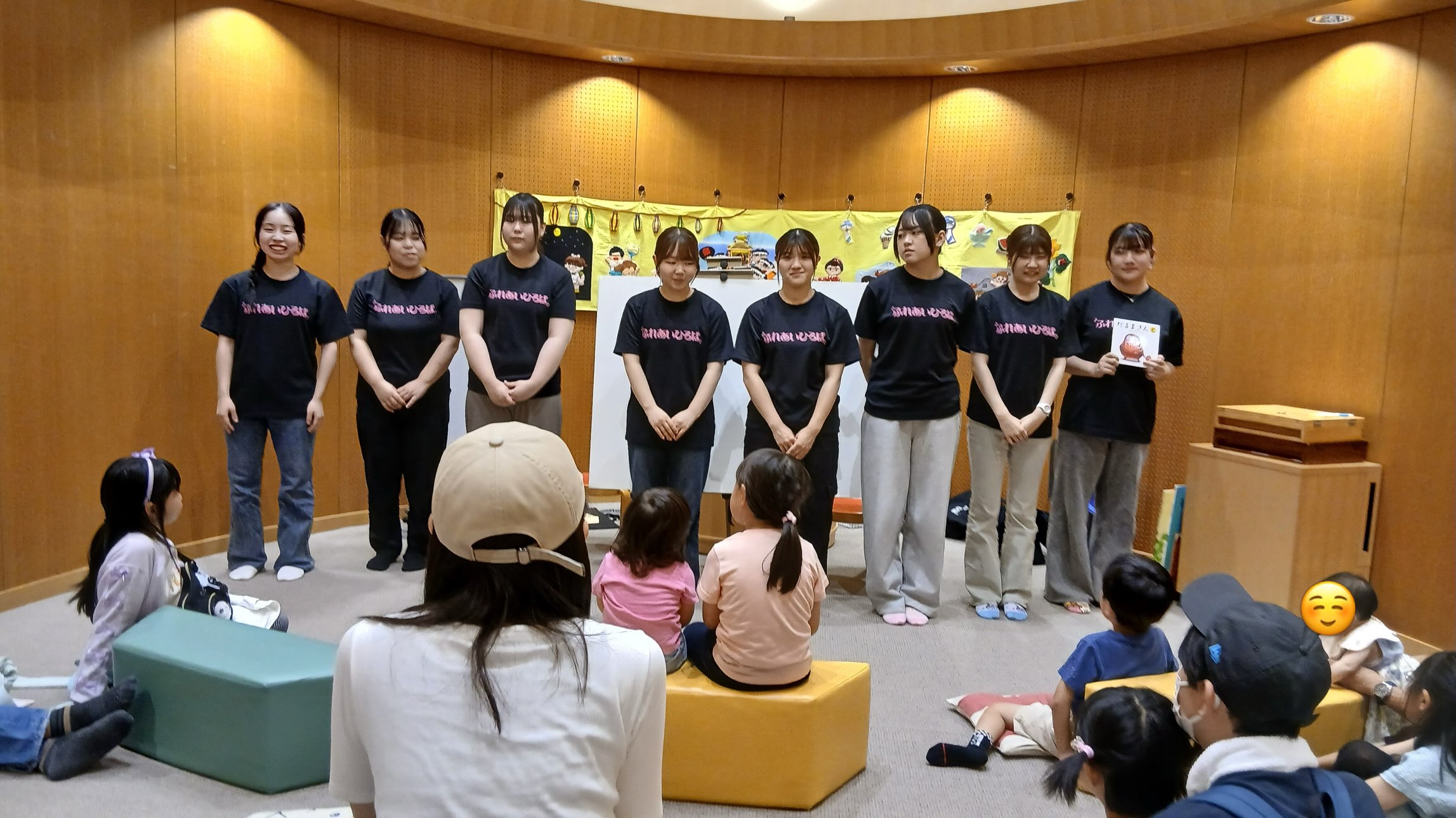 【サークル活動報告】
8月13日(木)、函館市中央図書館にて、ふれあいひろばサークルによる読み聞かせが行われました📕
1年生も活動に参加し、2年生と協力しながら取り組みました☺️
事前準備では、2年生が1年生にパネルシアターの演じ方や絵本の読み方を丁寧に教え、活動の引継ぎが行われました🏫
当日は、お盆休みに入ったこともあり、お父さまやお孫さんを連れての祖父母の方の姿も見られ、温かい雰囲気の中で活動が進みました👴👵
「まねっこおふろ」の手遊びでは、保護者の方にも参加していただき、笑顔に包まれました👨👩
また、パネルシアターでは、子どもたちが紙人形に触れたり、簡単に演じてみたりと、参加者全員が楽しめる交流の時間となりました✨
今年も、先輩から後輩へと活動が受け継がれ、子どもたちの成長と温かな地域交流が感じられる取り組みとなりました!
#函館短期大学 #保育学科 #読み聞かせ #函館市中央図書館 #お盆