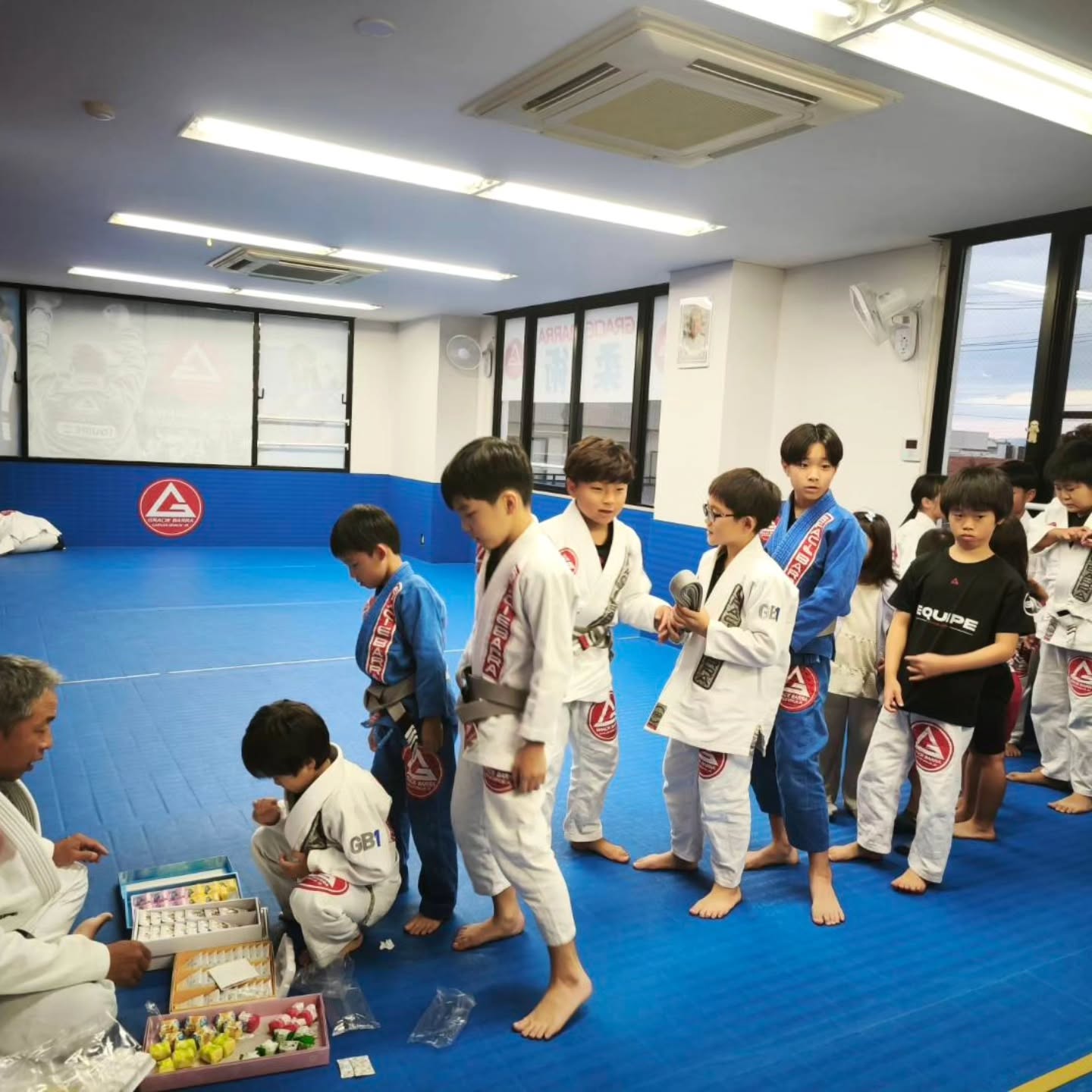 入会金無料 初月無料 見学・無料体験のご予約はDMでも受け付けております♪
ウェブサイトのお問い合わせから送っていただいても大丈夫です。
見学か無料体験のどちらをご希望か、お名前、希望の日時をクラススケジュールご確認の上、送信してください。
グレイシーバッハ枚方大阪
📍ACCESS
573-0163
大阪府枚方市長尾元町5-8-1長尾元町NSビル3F
★JR長尾駅から徒歩8分!
★お車の方は近隣コインパーキングをご利用ください。
🌏WEBSITE
graciebarrahirakataosaka.com
#グレイシーバッハ
#グレイシーバッハ枚方大阪
#ブラジリアン柔術
#格闘技ジム
#枚方
graciebarrajapan
brazilianjiujitsu