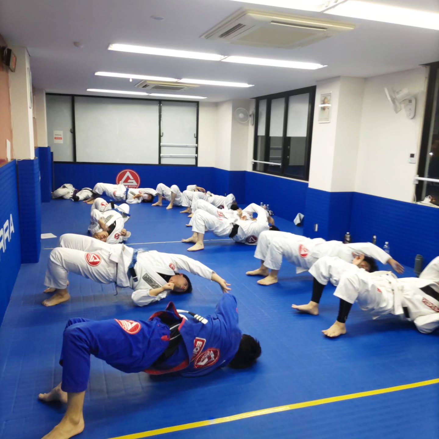 入会金無料 初月無料 見学・無料体験のご予約はDMでも受け付けております♪
ウェブサイトのお問い合わせから送っていただいても大丈夫です。
見学か無料体験のどちらをご希望か、お名前、希望の日時をクラススケジュールご確認の上、送信してください。
グレイシーバッハ枚方大阪
📍ACCESS
573-0163
大阪府枚方市長尾元町5-8-1長尾元町NSビル3F
★JR長尾駅から徒歩8分!
★お車の方は近隣コインパーキングをご利用ください。
🌏WEBSITE
graciebarrahirakataosaka.com
#グレイシーバッハ
#グレイシーバッハ枚方大阪
#ブラジリアン柔術
#格闘技ジム
#枚方
graciebarrajapan
brazilianjiujitsu