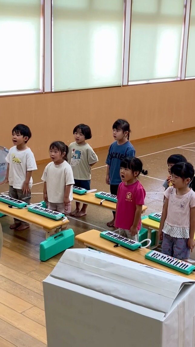 ラーシ〜ドー🎵
4歳児クラスのリトミック授業風景を隠し撮り
人と人をつなぐ為の音楽
リトミックは①身体②心③人間関係の3つの健康を支えていると考えられています
#リトミック #4歳 #年中さん #鉄腕アトム #鍵盤ハーモニカ