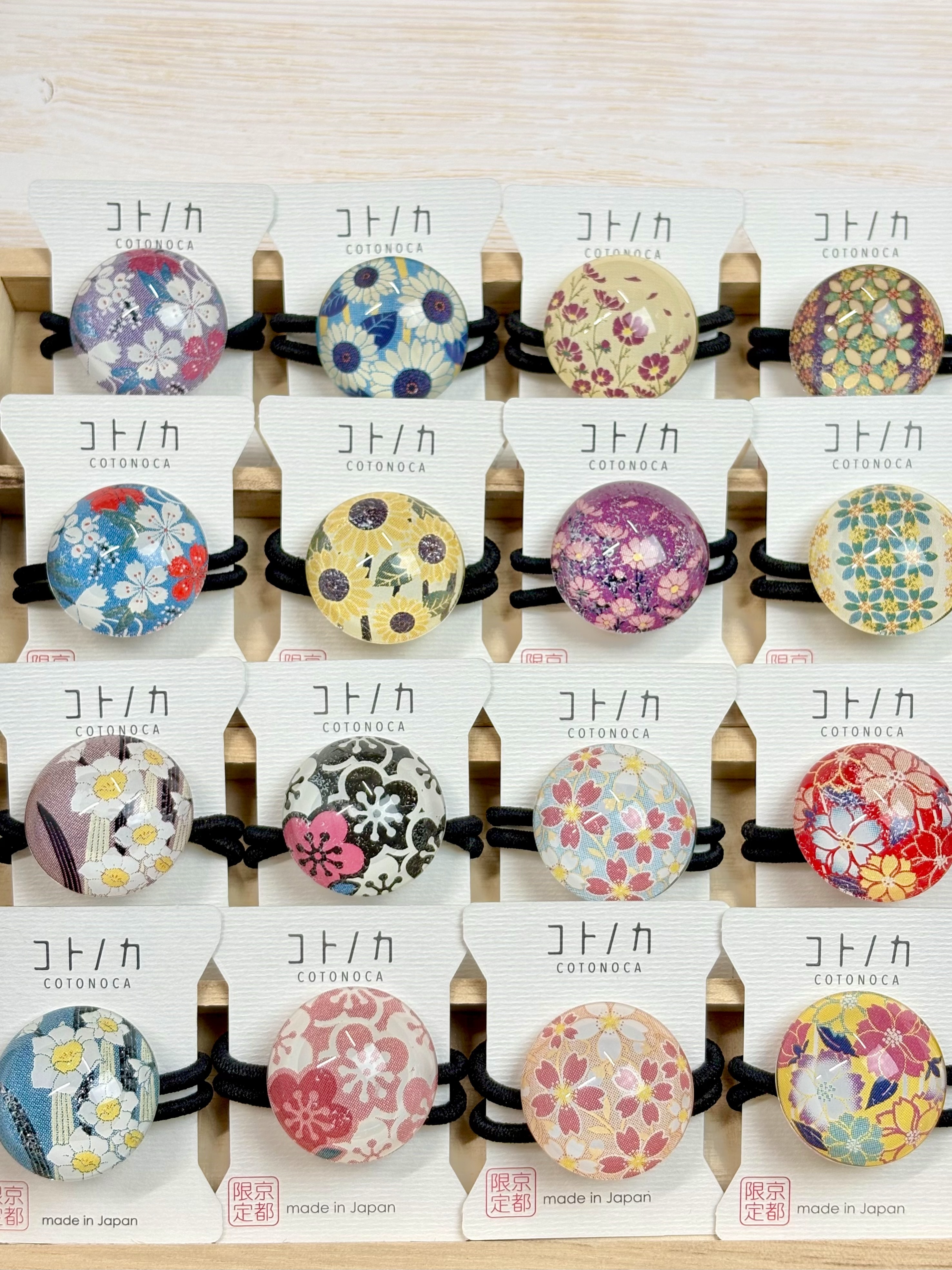 ガラスの中で咲く季節の花のアクセサリー🌸
コトノカ #ガラスヘアゴム
サッと結ぶだけでさりげなく華やかさをプラス✨
シンプルなヘアアレンジもアクセントになる!
好きな花や季節に合わせて
お気に入りのデザインをみつけてください!
心なごむアイテムで毎日をもっと楽しく♪
☑︎コトノカ ガラスヘアゴム┈┈┈┈┈┈┈┈┈┈┈┈┈┈┈┈┈┈┈┈┈┈┈┈┈
【取扱店舗】京都駅店|嵐山店|オンラインショップ
#コトノカヘアゴム #ヘアアクセサリー
#京都お土産 #よしとよ