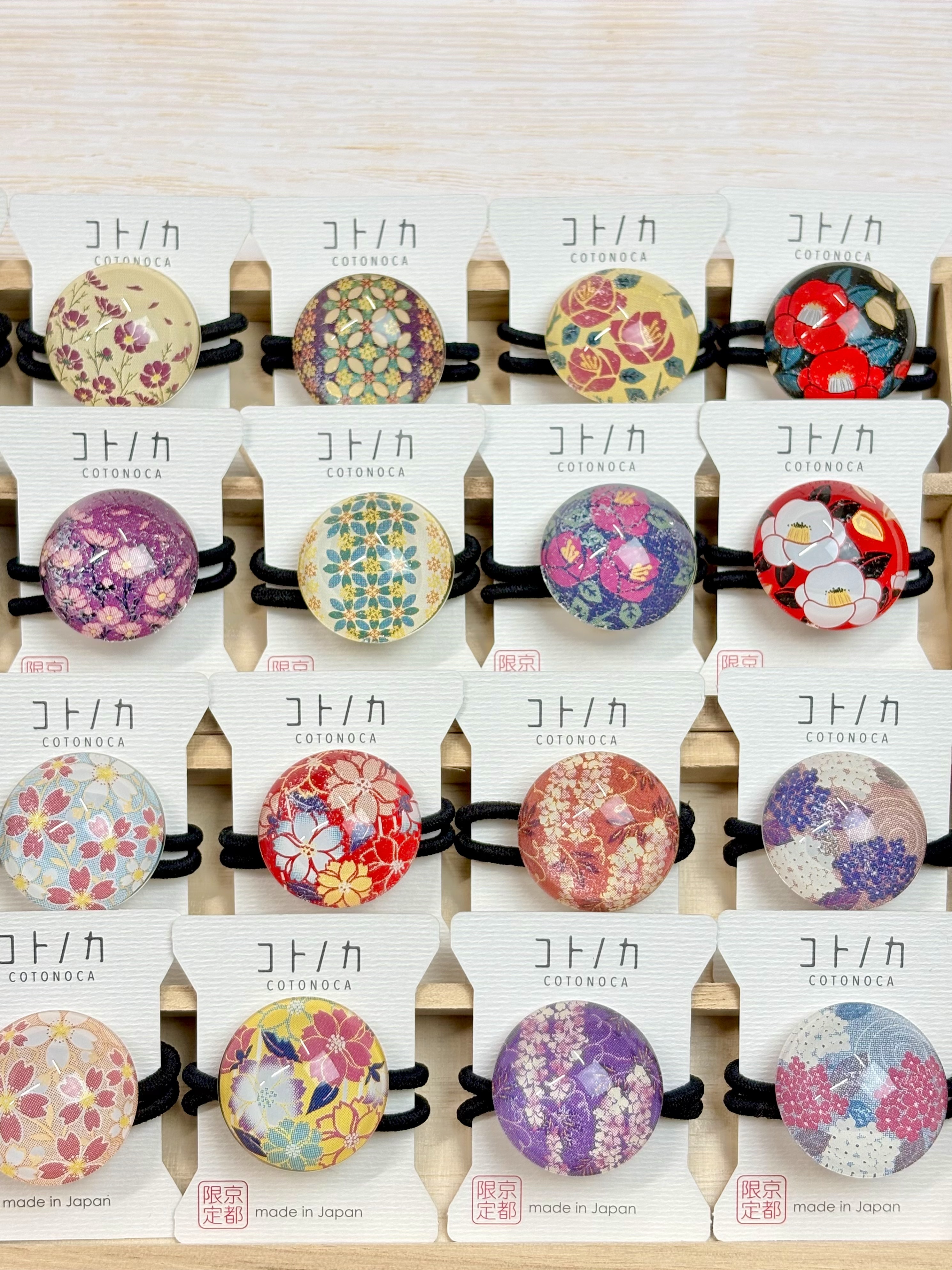 ガラスの中で咲く季節の花のアクセサリー🌸
コトノカ #ガラスヘアゴム
サッと結ぶだけでさりげなく華やかさをプラス✨
シンプルなヘアアレンジもアクセントになる!
好きな花や季節に合わせて
お気に入りのデザインをみつけてください!
心なごむアイテムで毎日をもっと楽しく♪
☑︎コトノカ ガラスヘアゴム┈┈┈┈┈┈┈┈┈┈┈┈┈┈┈┈┈┈┈┈┈┈┈┈┈
【取扱店舗】京都駅店|嵐山店|オンラインショップ
#コトノカヘアゴム #ヘアアクセサリー
#京都お土産 #よしとよ