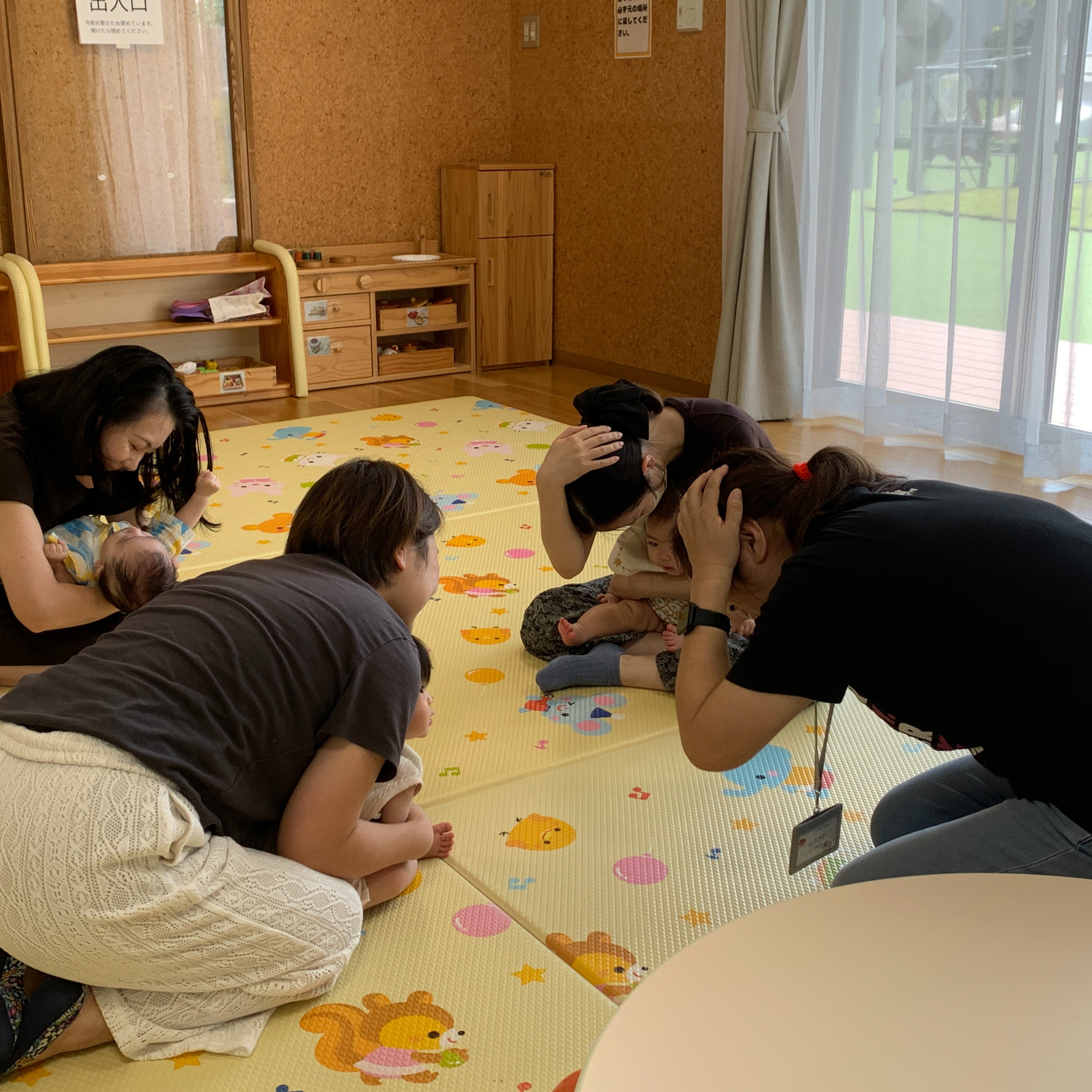 9月1日(火)ぼうさいのおはなし
今日は防災の日
シェイクアウト訓練をしました。
地震の揺れを想定して60秒間こどもたちの頭を守るのはとても時間が長く感じられました。
小さいお子さんたちでしたが、さいごまでよく辛抱していました。
今日はいつもきてくださる防災士さんが、被災地対応のため欠席になり、災害が身近に感じられました。
#アカリエ#ぼうさいのおはなし#シェイクアウト訓練