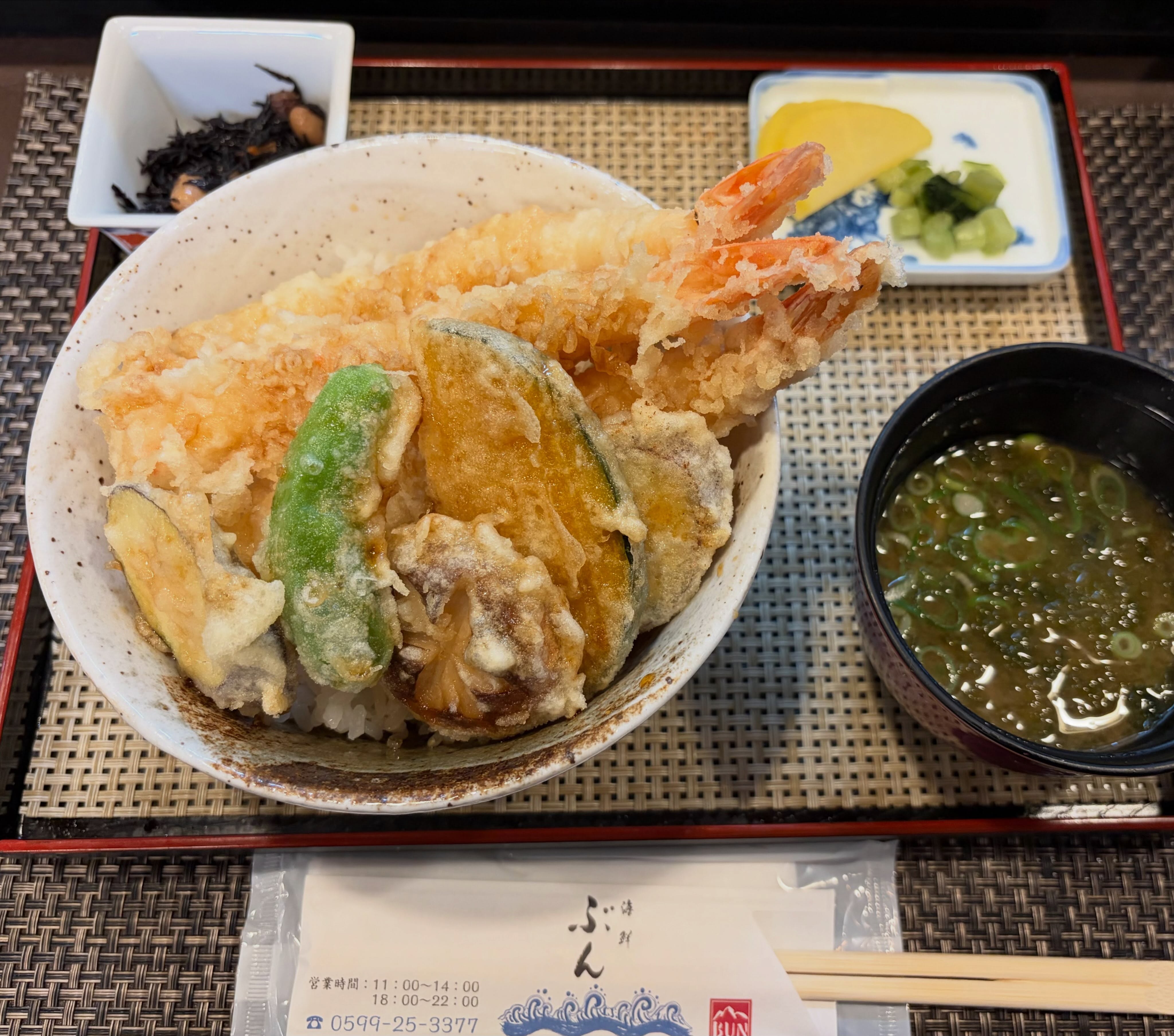 2026.08.29
海鮮BUN🐟で天丼を食べました✨
海老が3匹も入っていて、満腹になりました🥰
海鮮BUN
住所:鳥羽市鳥羽1丁目5-6
電話:0599-25-3377
定休日:毎週水曜日、第三火曜日
#鳥羽市 #鳥羽グルメ #伊勢志摩 #海鮮bun