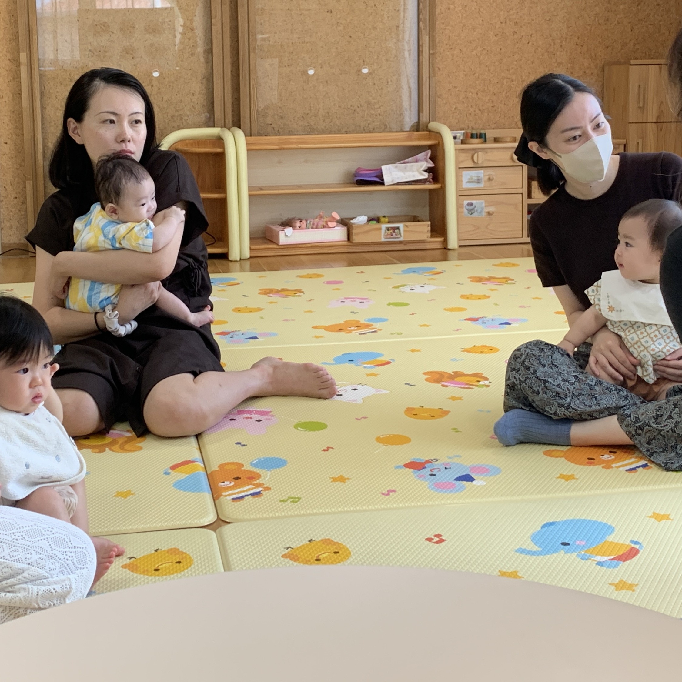 9月1日(火)ぼうさいのおはなし
今日は防災の日
シェイクアウト訓練をしました。
地震の揺れを想定して60秒間こどもたちの頭を守るのはとても時間が長く感じられました。
小さいお子さんたちでしたが、さいごまでよく辛抱していました。
今日はいつもきてくださる防災士さんが、被災地対応のため欠席になり、災害が身近に感じられました。
#アカリエ#ぼうさいのおはなし#シェイクアウト訓練