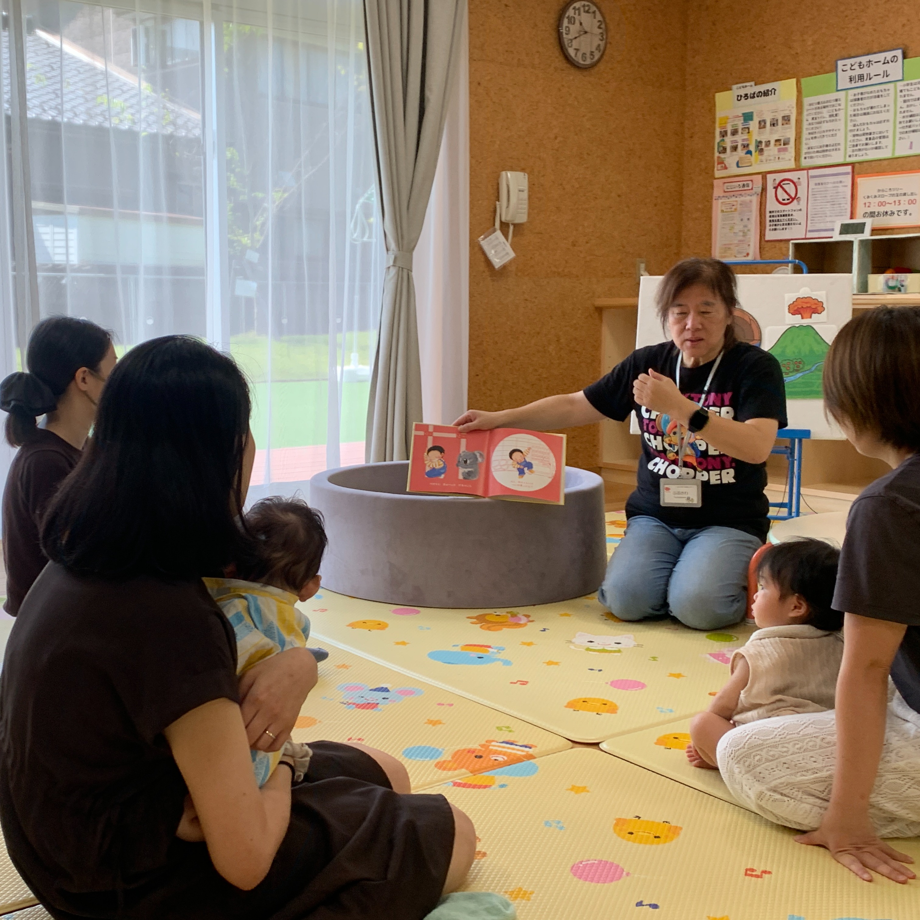 9月1日(火)ぼうさいのおはなし
今日は防災の日
シェイクアウト訓練をしました。
地震の揺れを想定して60秒間こどもたちの頭を守るのはとても時間が長く感じられました。
小さいお子さんたちでしたが、さいごまでよく辛抱していました。
今日はいつもきてくださる防災士さんが、被災地対応のため欠席になり、災害が身近に感じられました。
#アカリエ#ぼうさいのおはなし#シェイクアウト訓練
