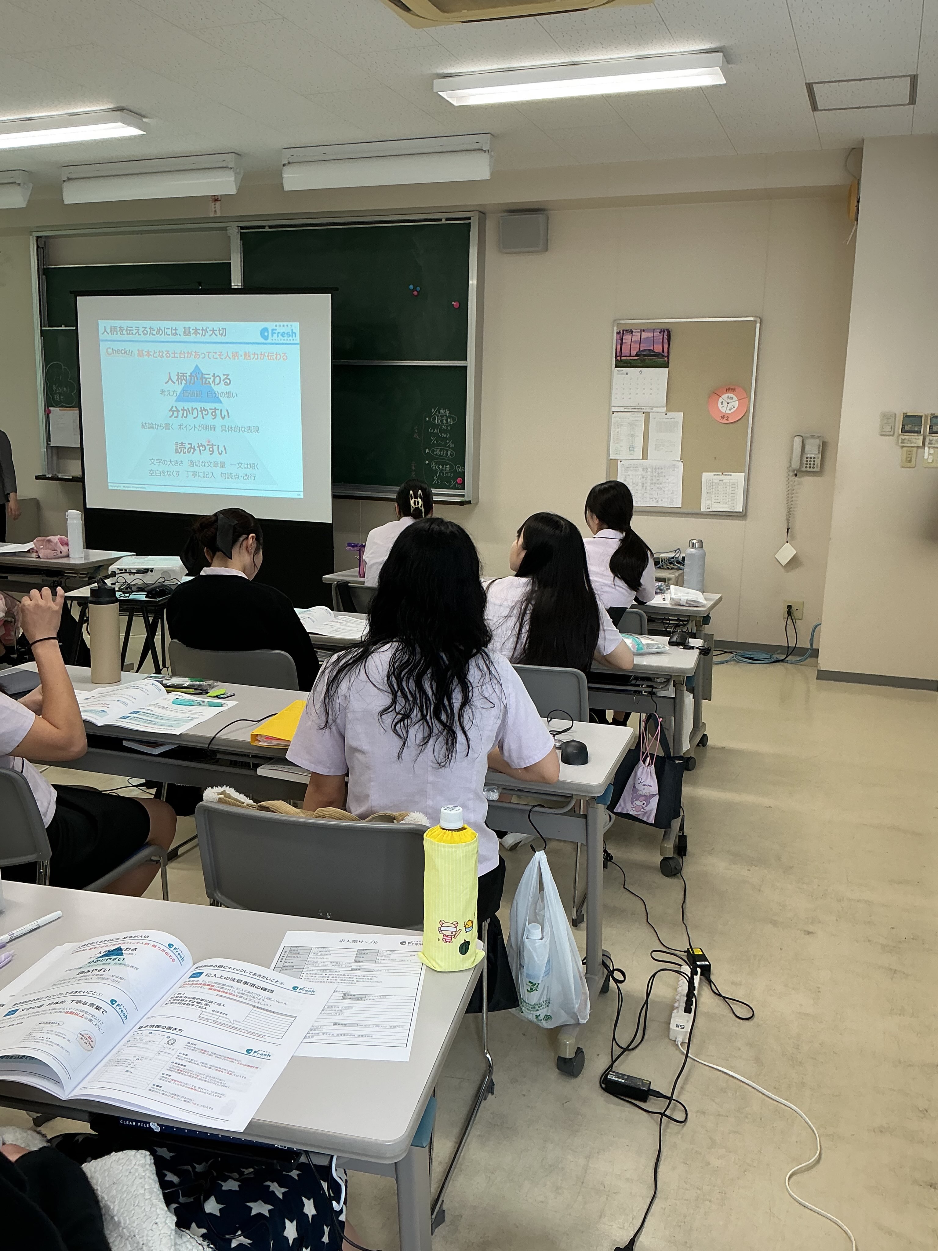 📚3年生 就職活動に向けて📚
今日は3年生の登校日でした。
求人票の見方•履歴書の書き方についての講義をしていただきました✨
昨年度から、外部の専門の先生をお招きし
求人票を見る際のポイントや
自分に魅力が伝わる履歴書の書き方について
詳しく教えていただきました✍️
これから始まる就職活動に向けて
自分に合った職場を見つけるための大切な学びとなりました🪻
3年生のみなさん
自分らしい選択ができるように頑張っていきましょう😊🦷✨
#歯科衛生士のたまご #就職活動 #歯科衛生士 #歯科衛生士専門学校 #履歴書