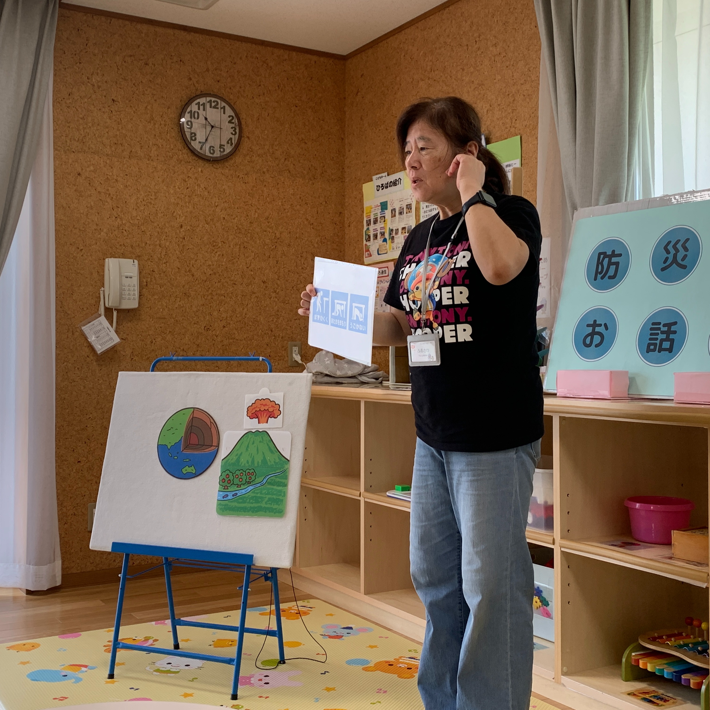 9月1日(火)ぼうさいのおはなし
今日は防災の日
シェイクアウト訓練をしました。
地震の揺れを想定して60秒間こどもたちの頭を守るのはとても時間が長く感じられました。
小さいお子さんたちでしたが、さいごまでよく辛抱していました。
今日はいつもきてくださる防災士さんが、被災地対応のため欠席になり、災害が身近に感じられました。
#アカリエ#ぼうさいのおはなし#シェイクアウト訓練